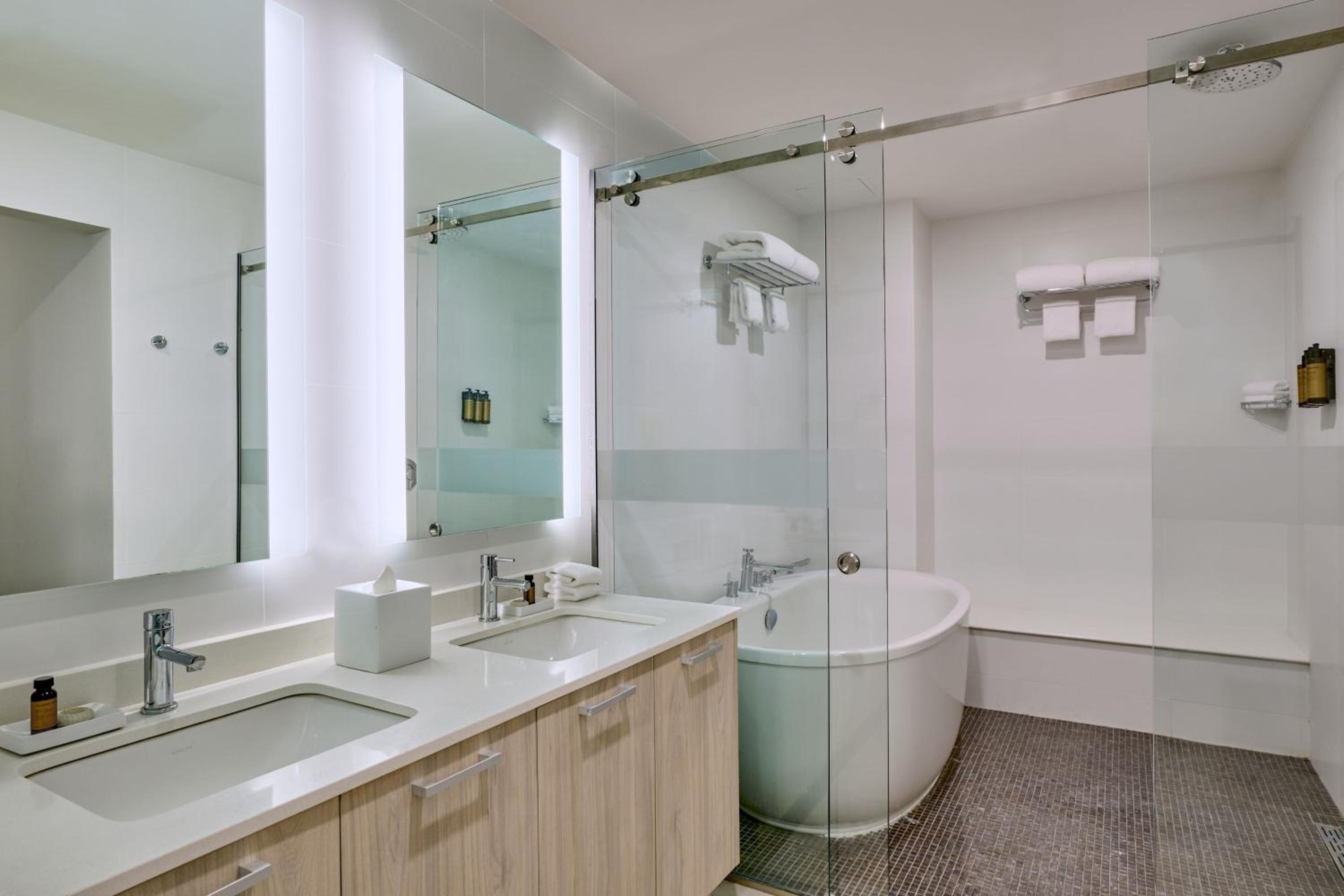 Two-Bedroom Apartment with Balcony photo 2