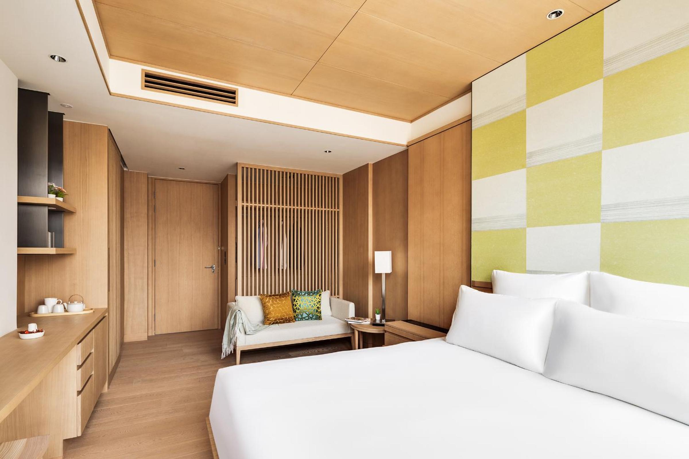 Deluxe Room, 1 King Bed, Studio photo 2