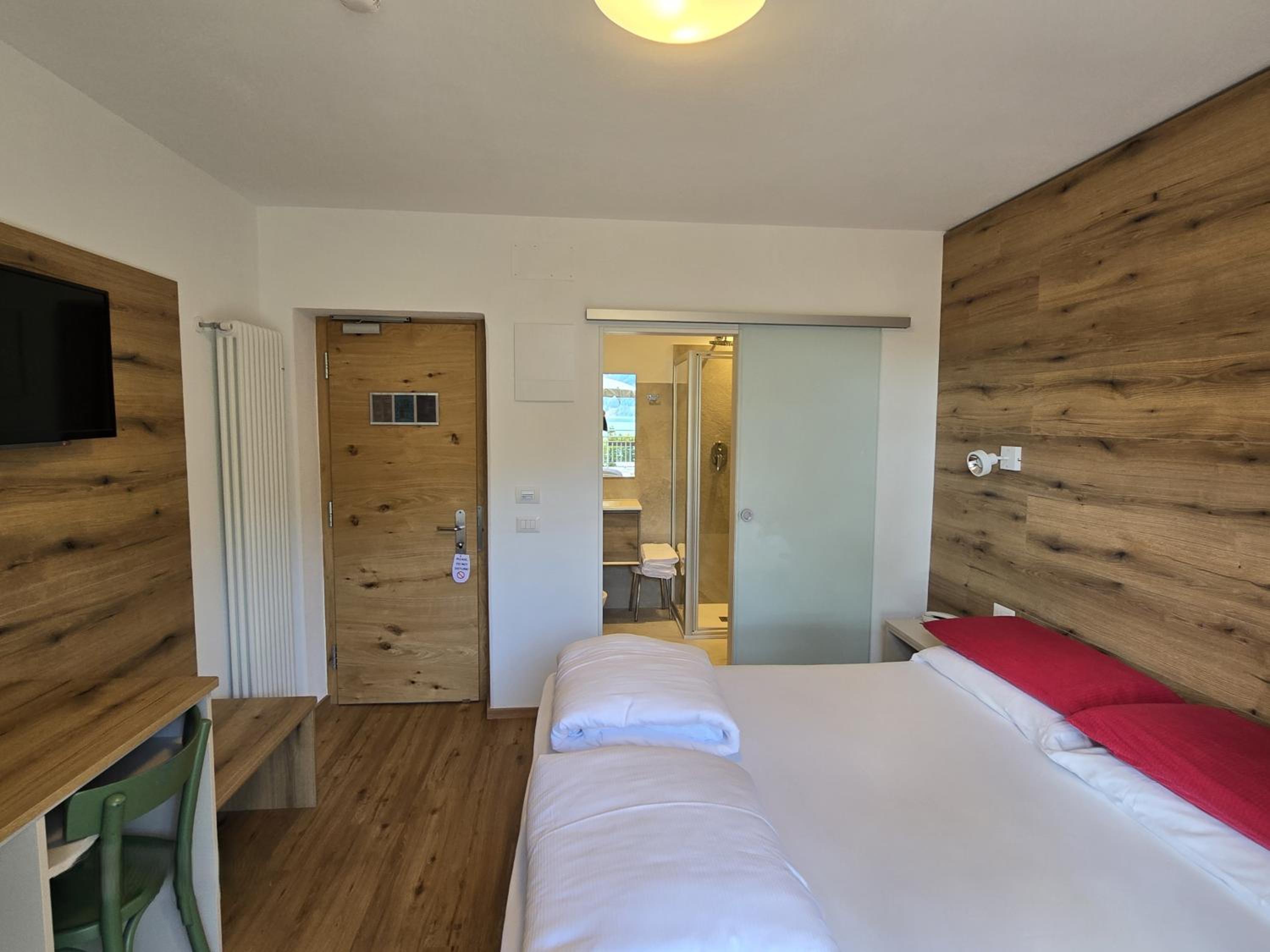 Double or Twin Room with Balcony and Lake View - Photo 3