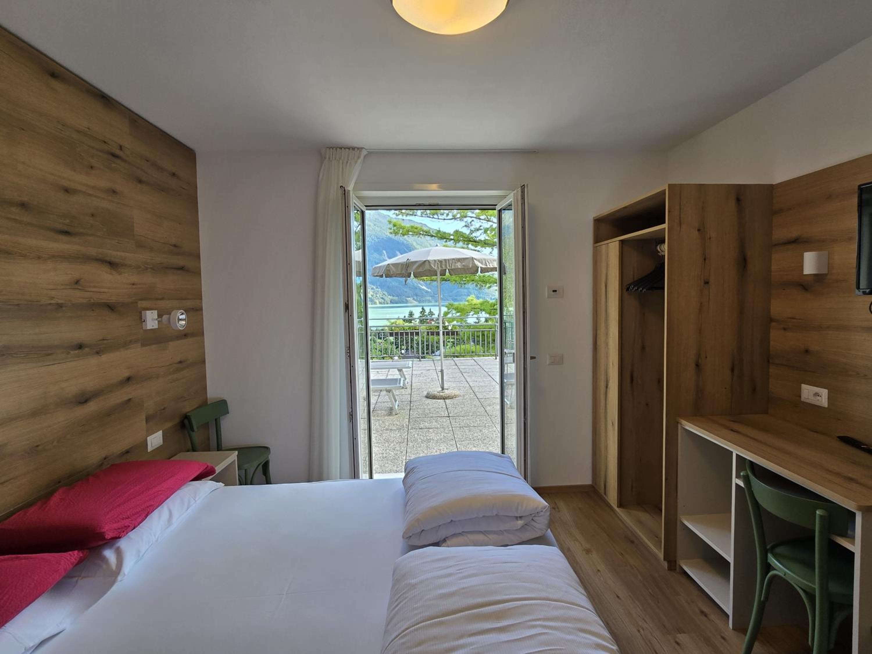 Double or Twin Room with Balcony and Lake View - Photo 2