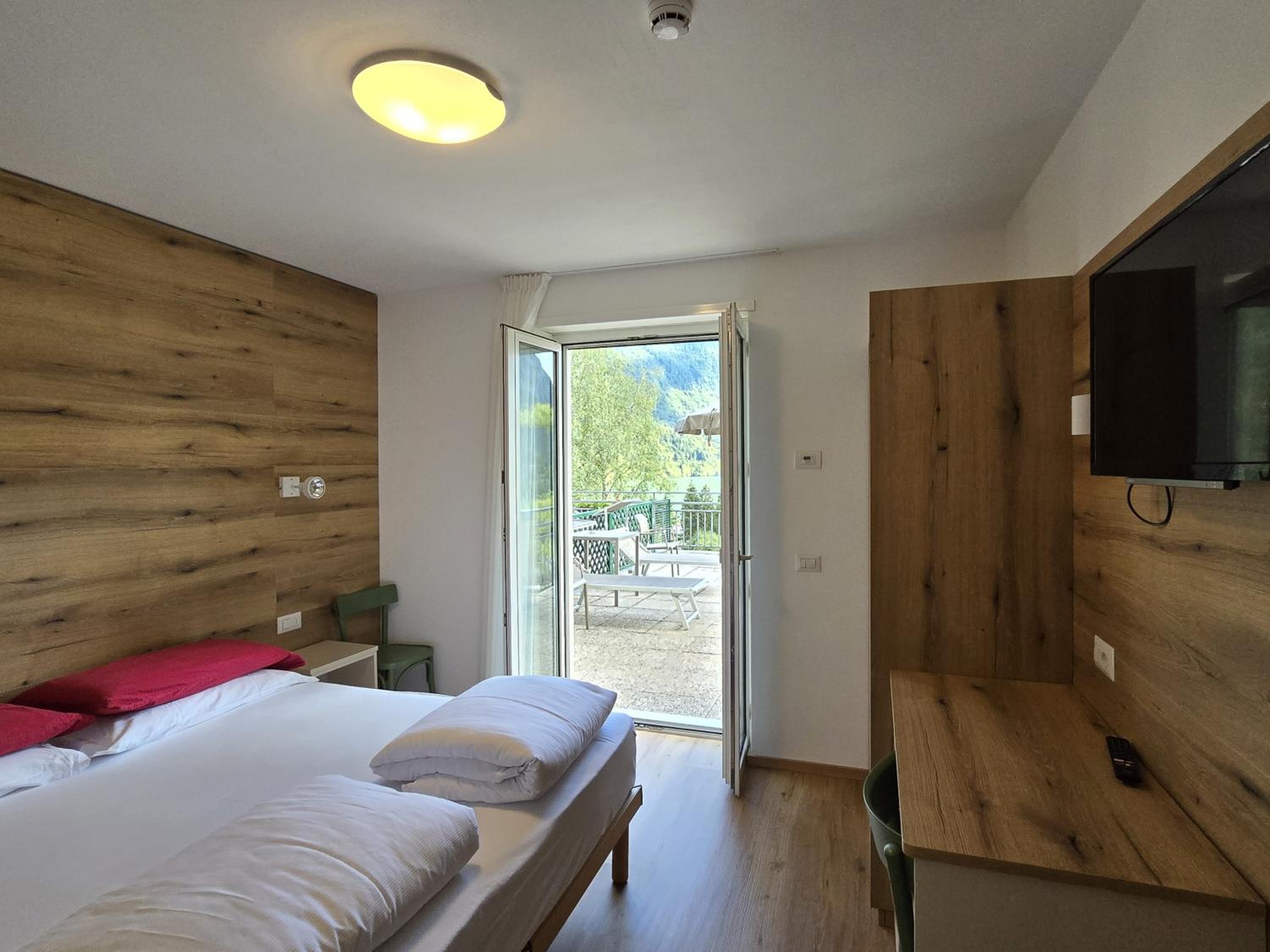 Double or Twin Room with Balcony and Lake View - Photo 5