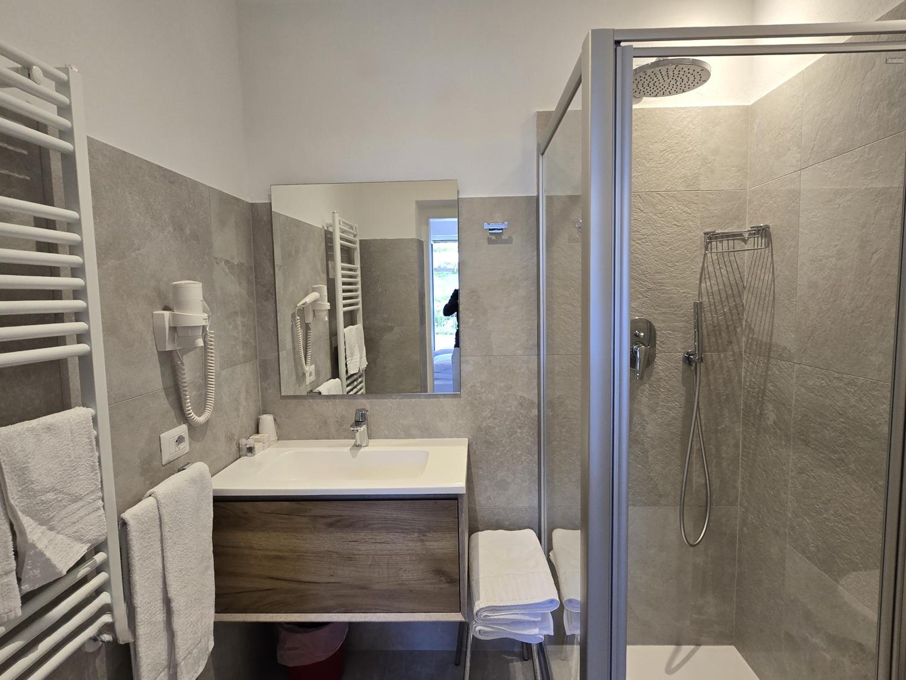 Double or Twin Room with Balcony and Lake View - Photo 4