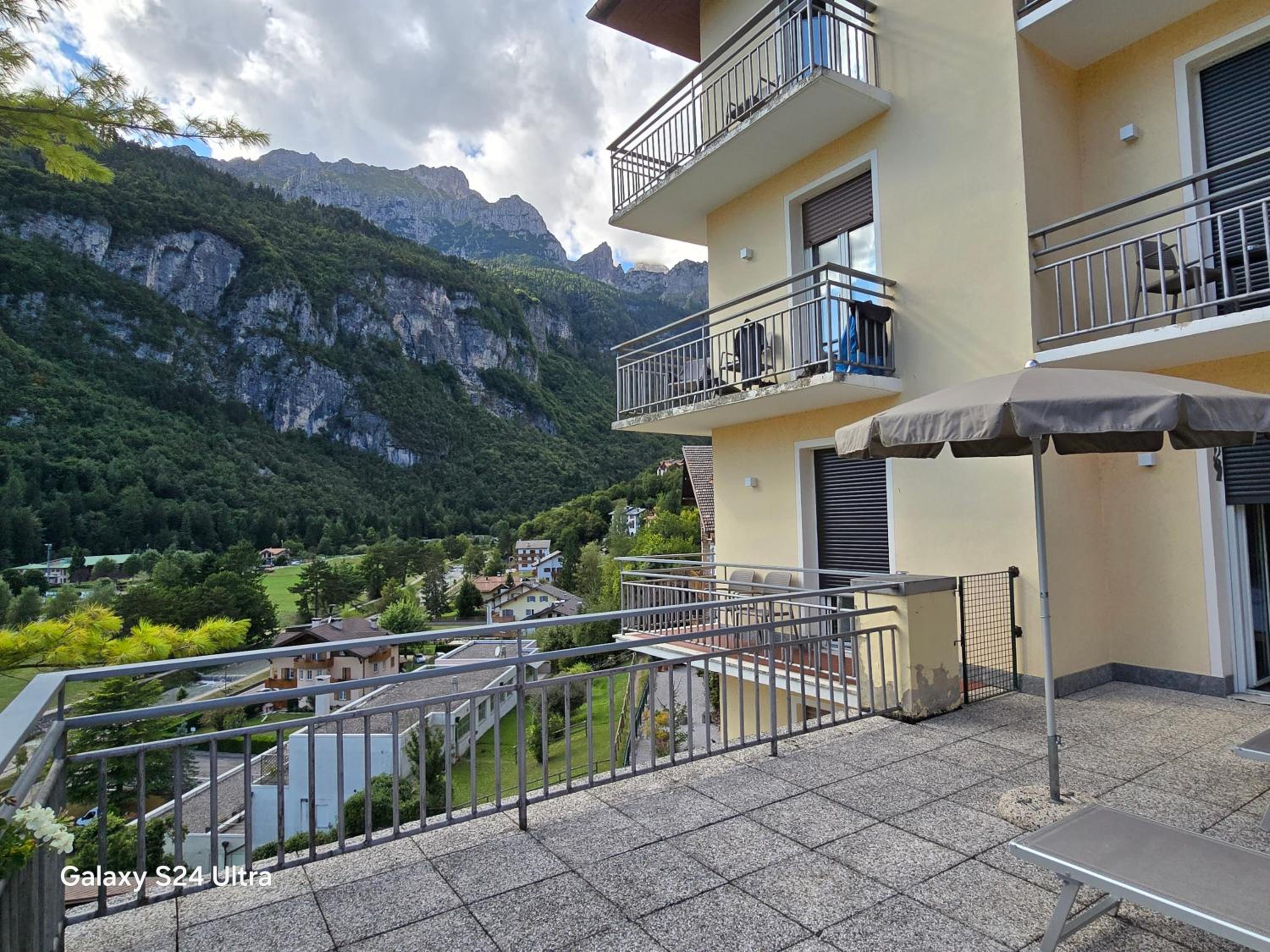 Double or Twin Room with Balcony and Lake View - Photo 8