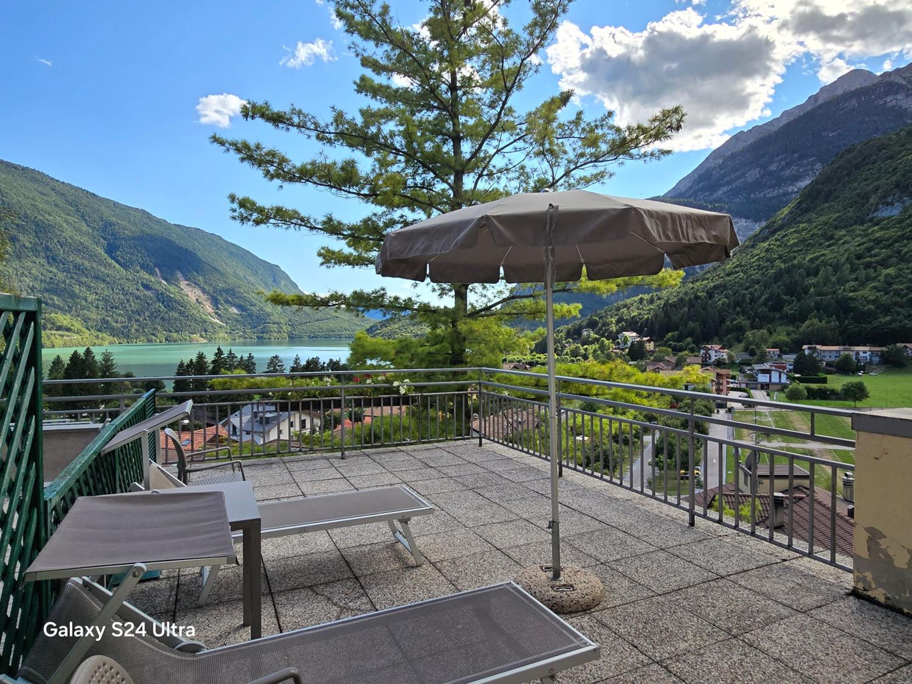 Double or Twin Room with Balcony and Lake View - Photo 7