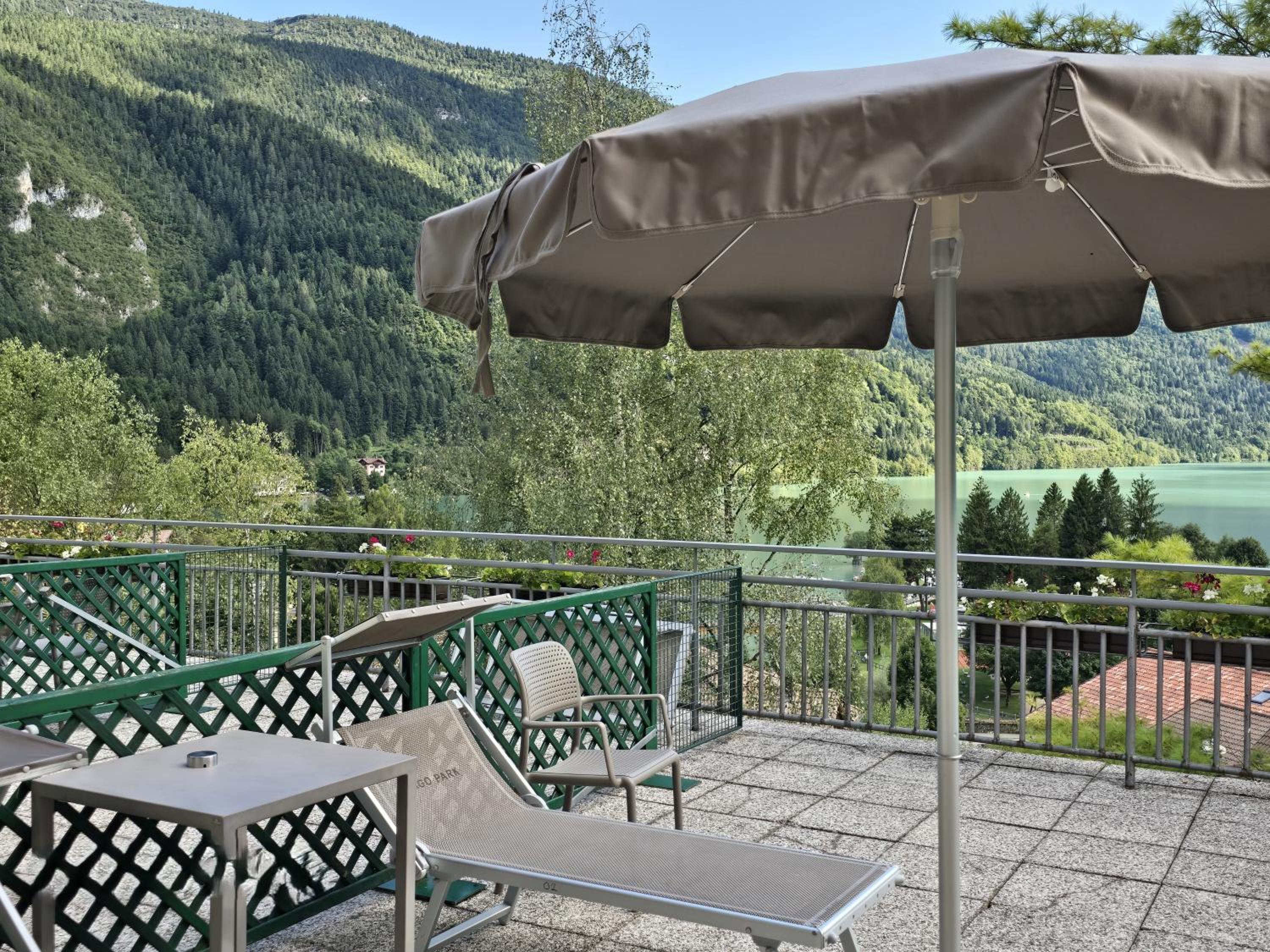 Double or Twin Room with Balcony and Lake View - Photo 10