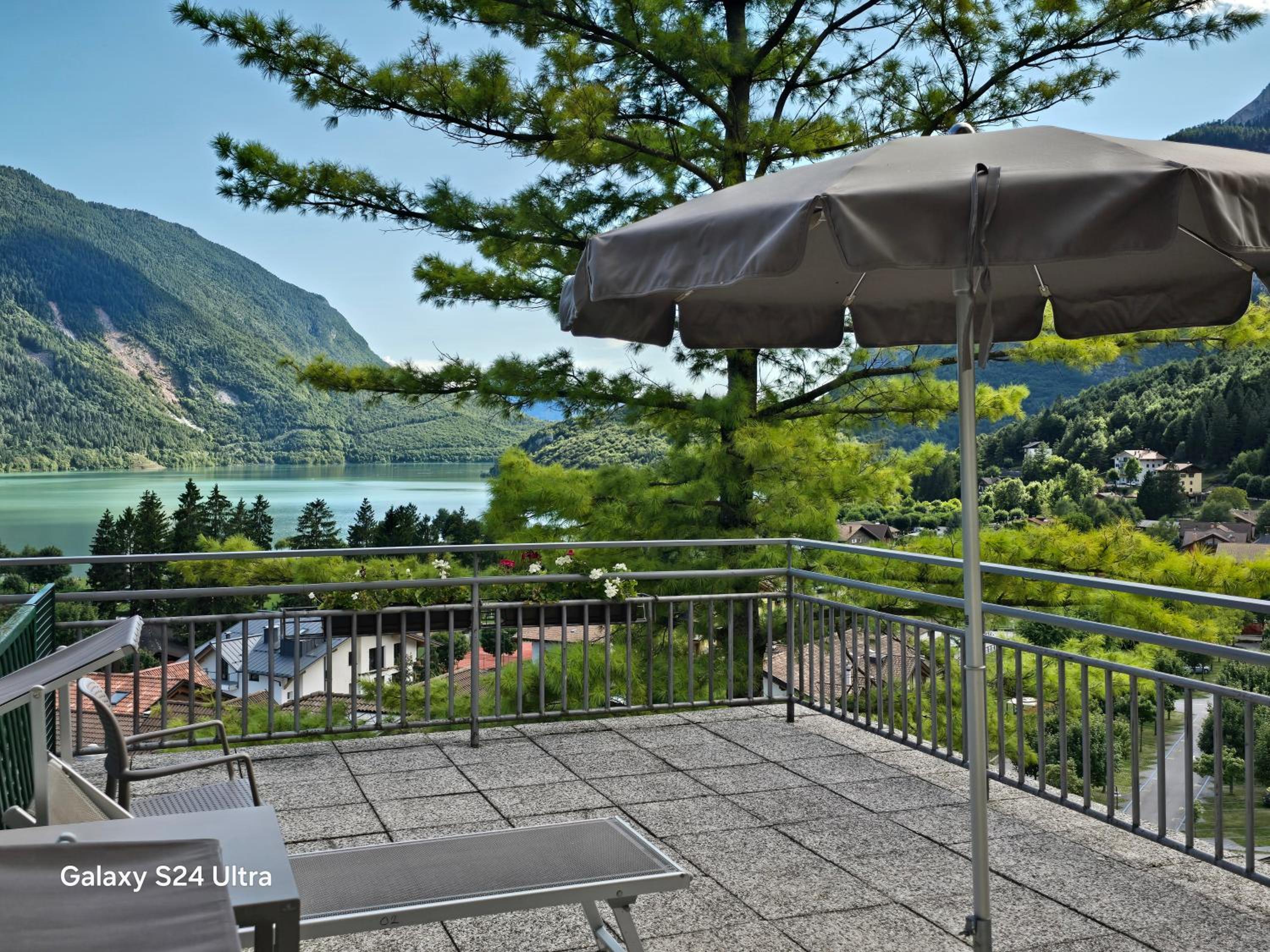 Double or Twin Room with Balcony and Lake View - Photo 9