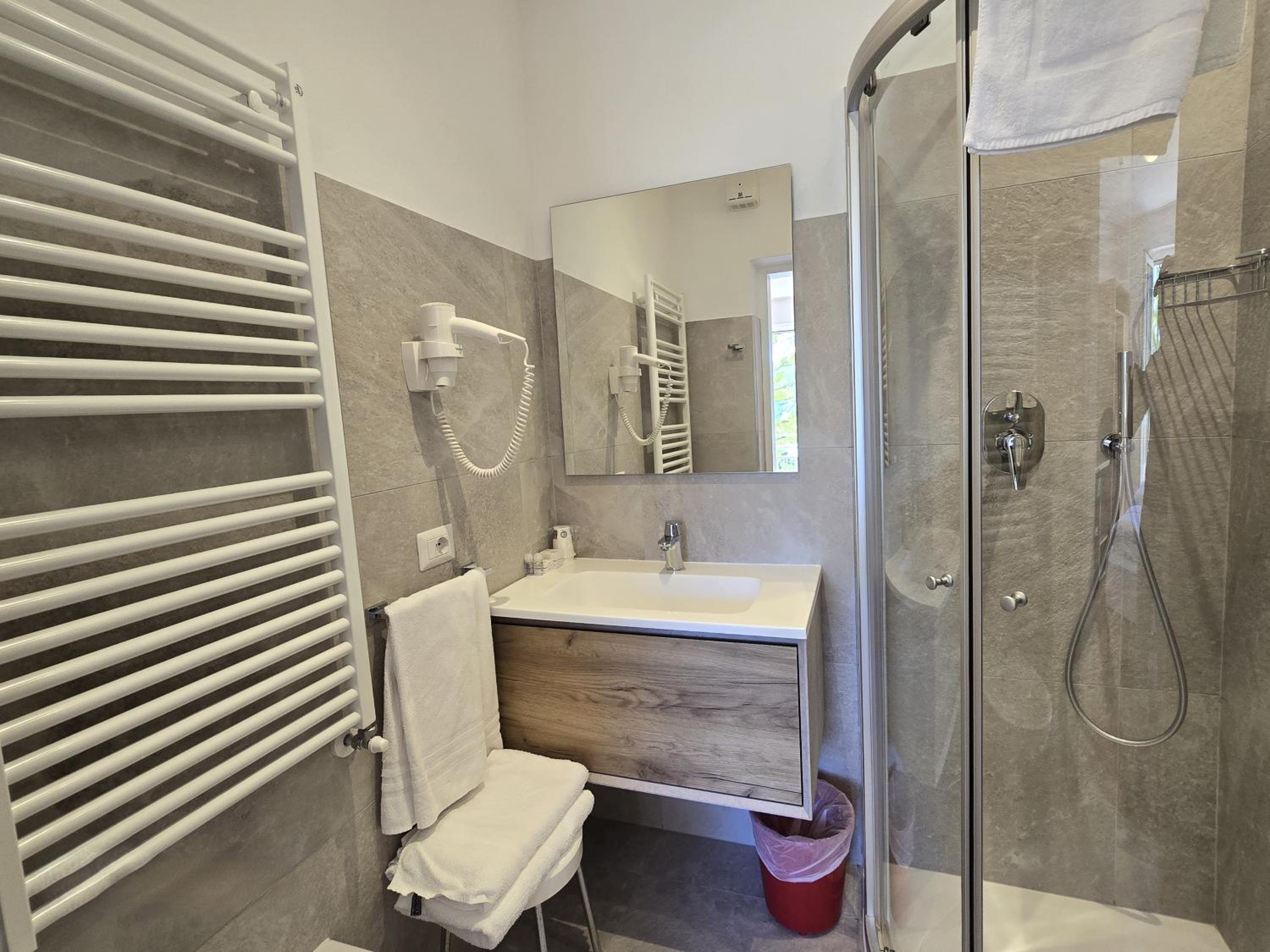 Double or Twin Room with Balcony and Lake View - Photo 12