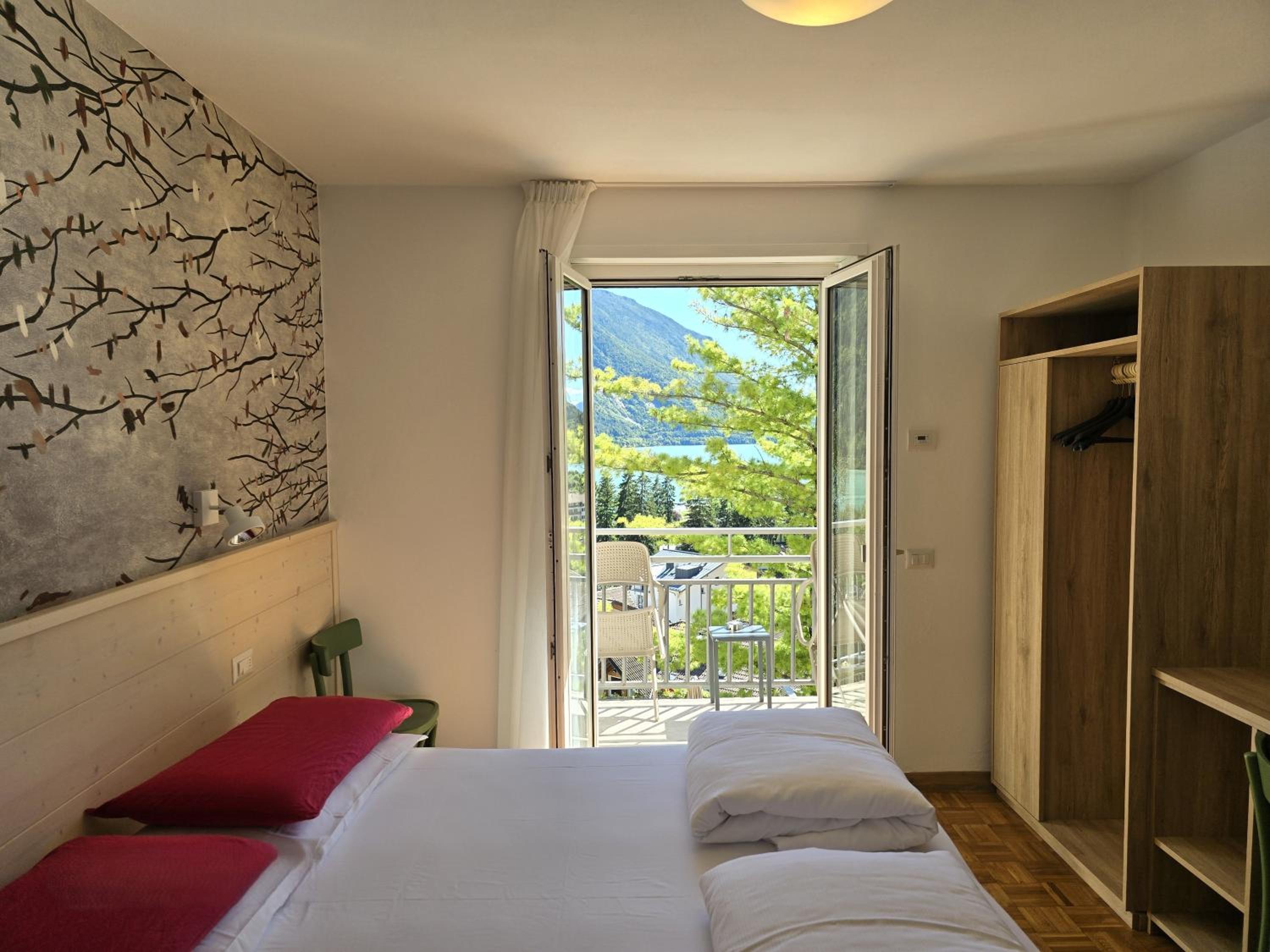 Double or Twin Room with Balcony and Lake View - Photo 11