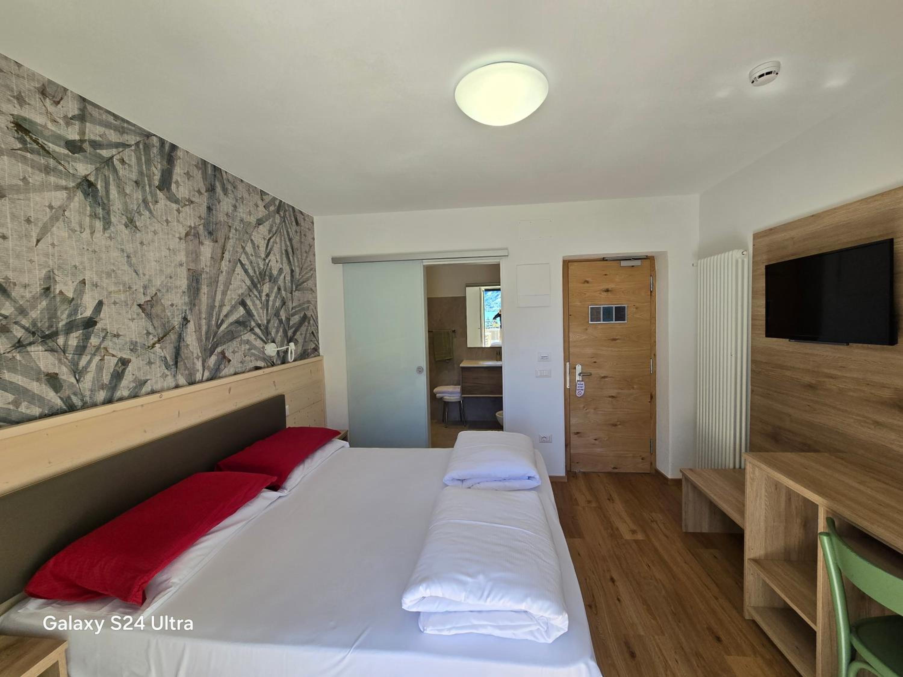Double or Twin Room with Balcony and Lake View - Photo 13