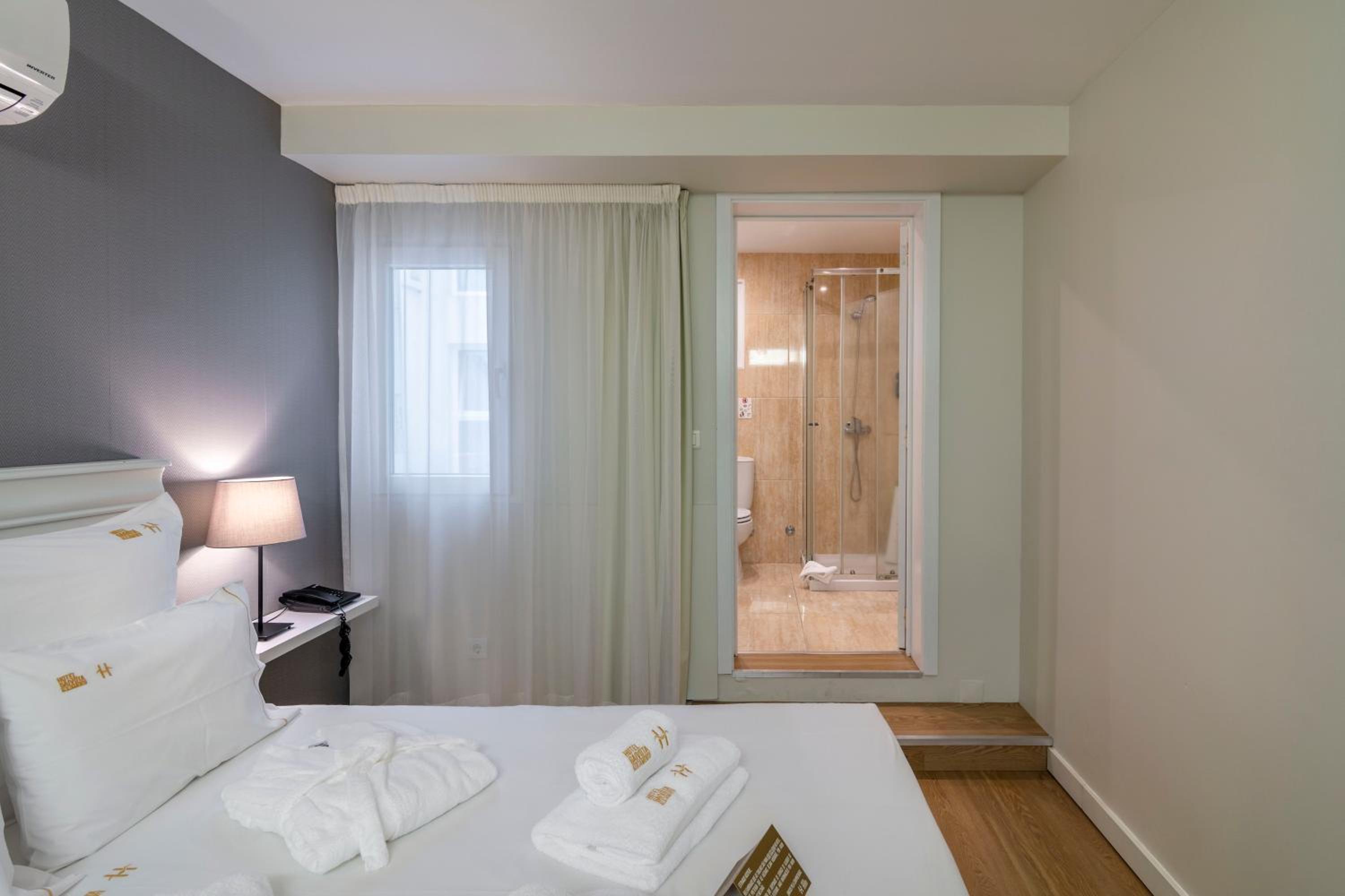Budget Double Room - Photo 10