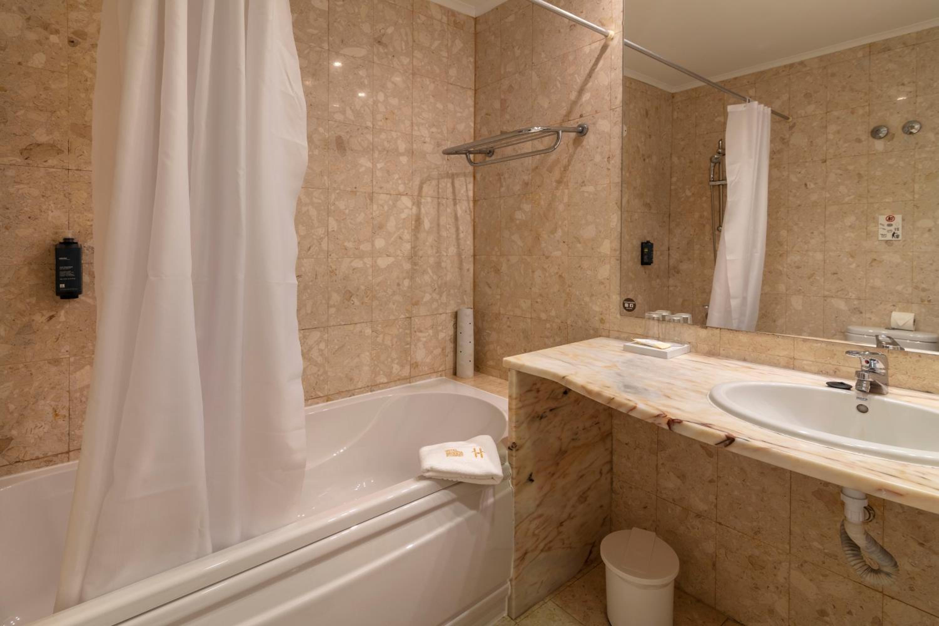 Budget Double Room - Photo 7