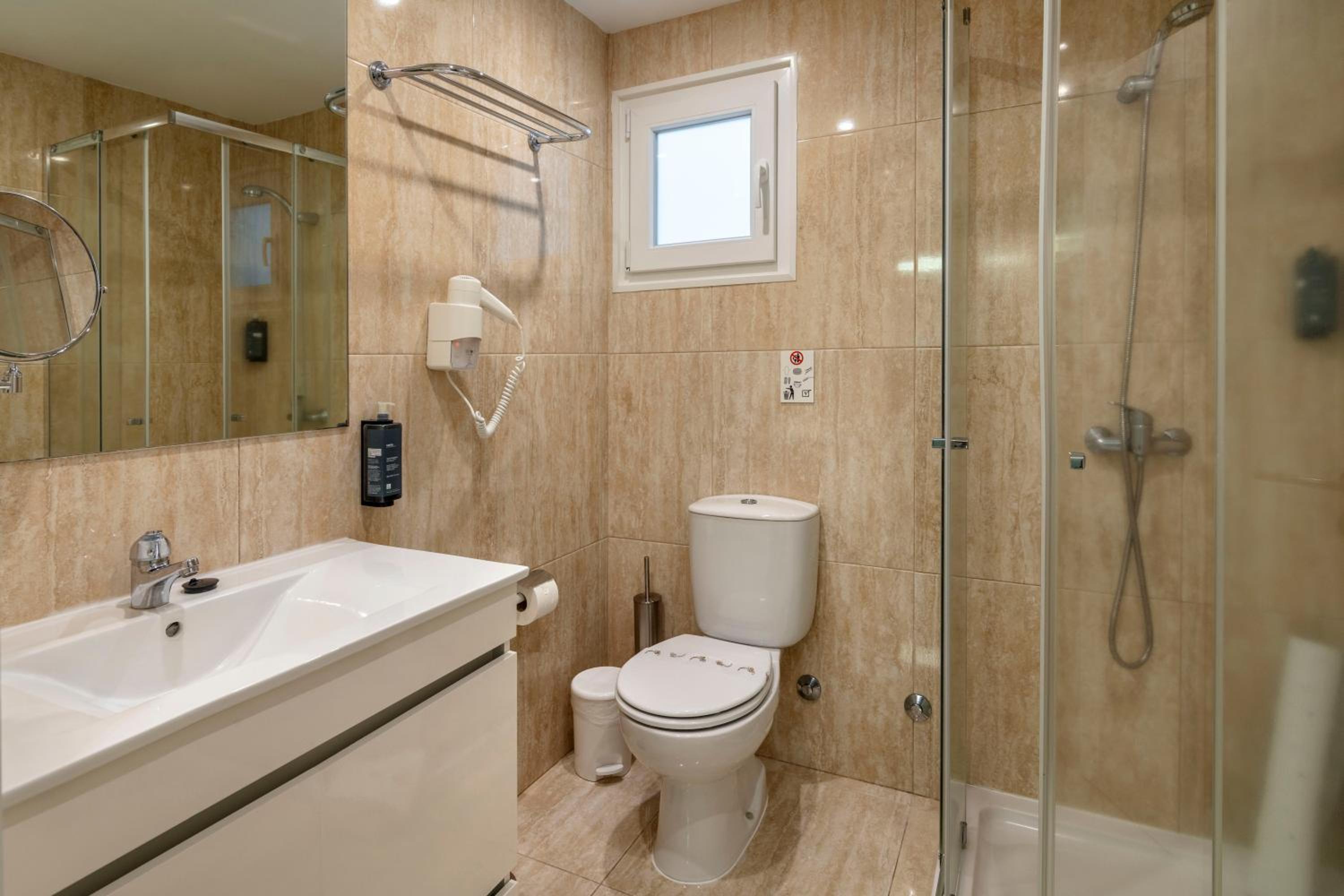 Budget Double Room - Photo 8
