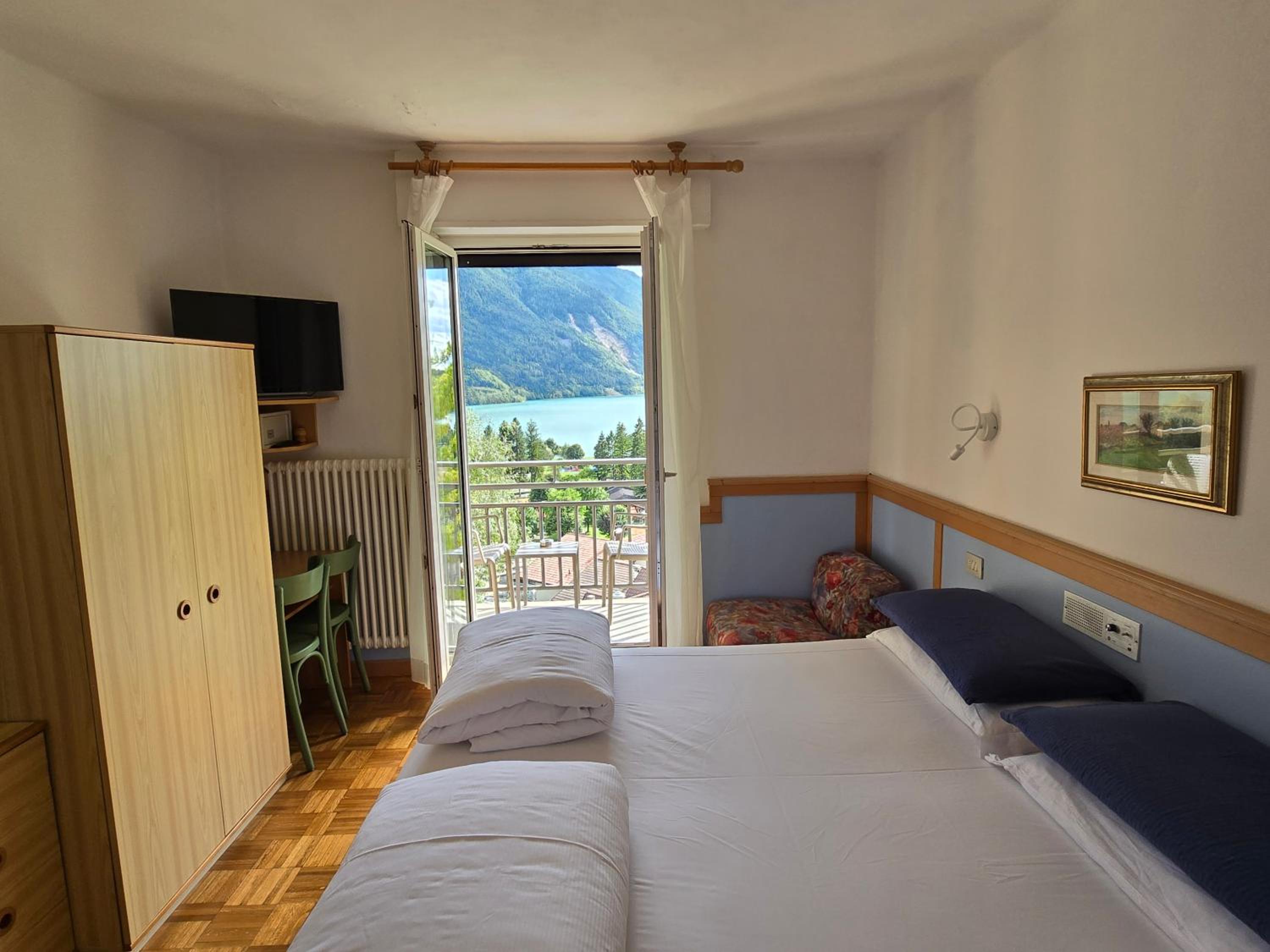Double or Twin Room with Balcony and Lake View - Photo 14