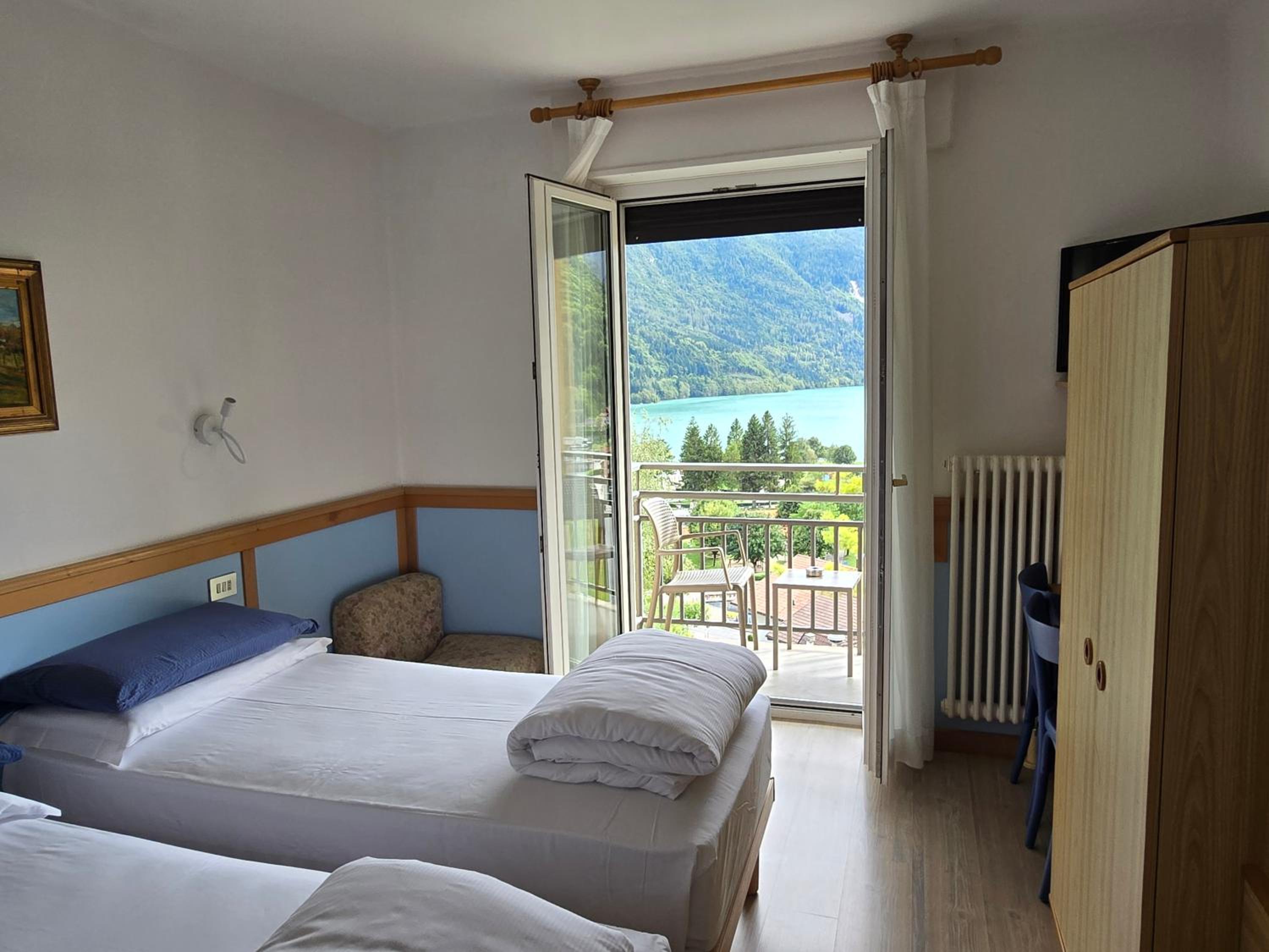 Double or Twin Room with Balcony and Lake View - Photo 15