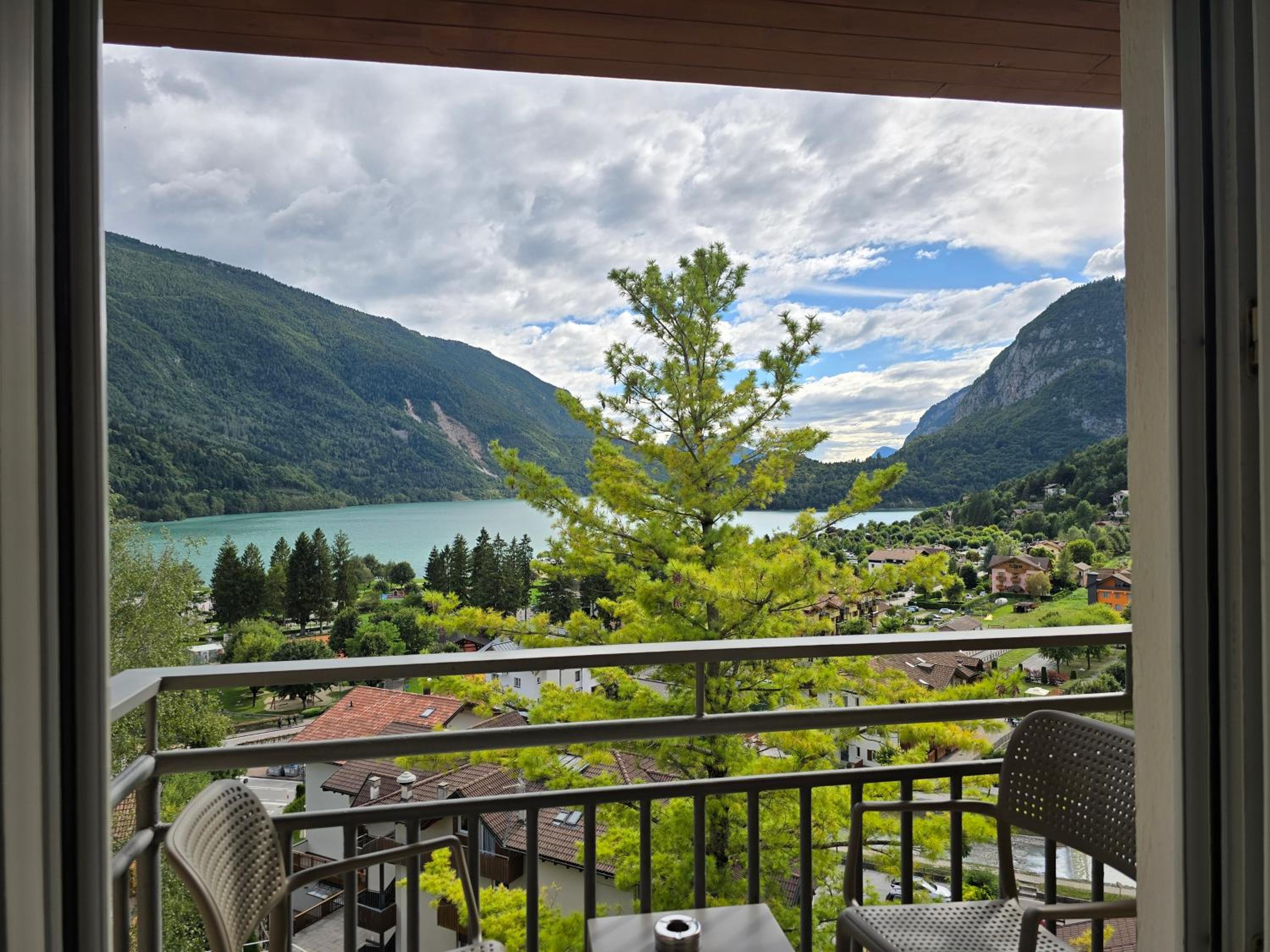 Double or Twin Room with Balcony and Lake View - Photo 16