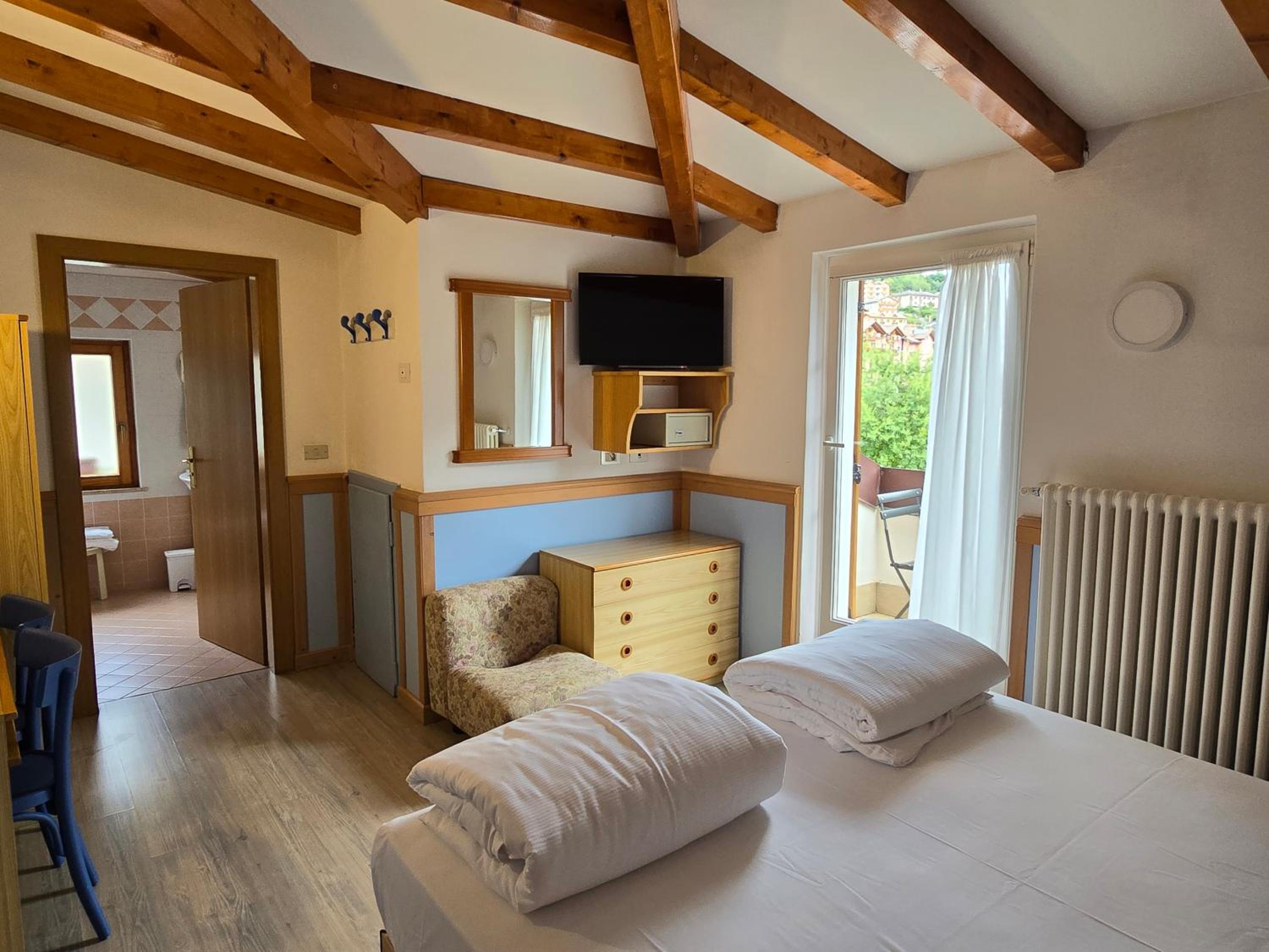 Double or Twin Room with Balcony and Lake View - Photo 17