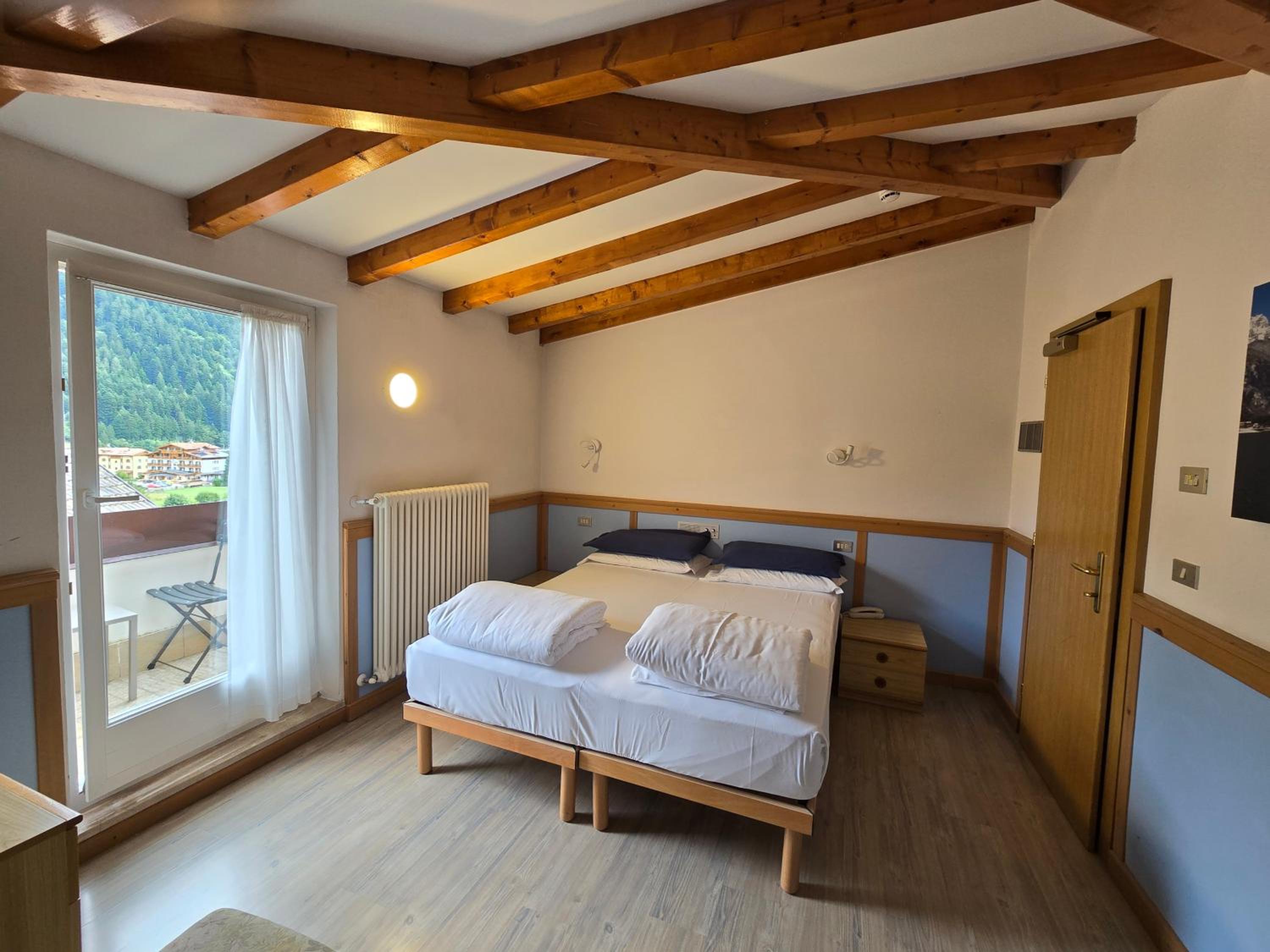 Double or Twin Room with Balcony and Lake View - Photo 18