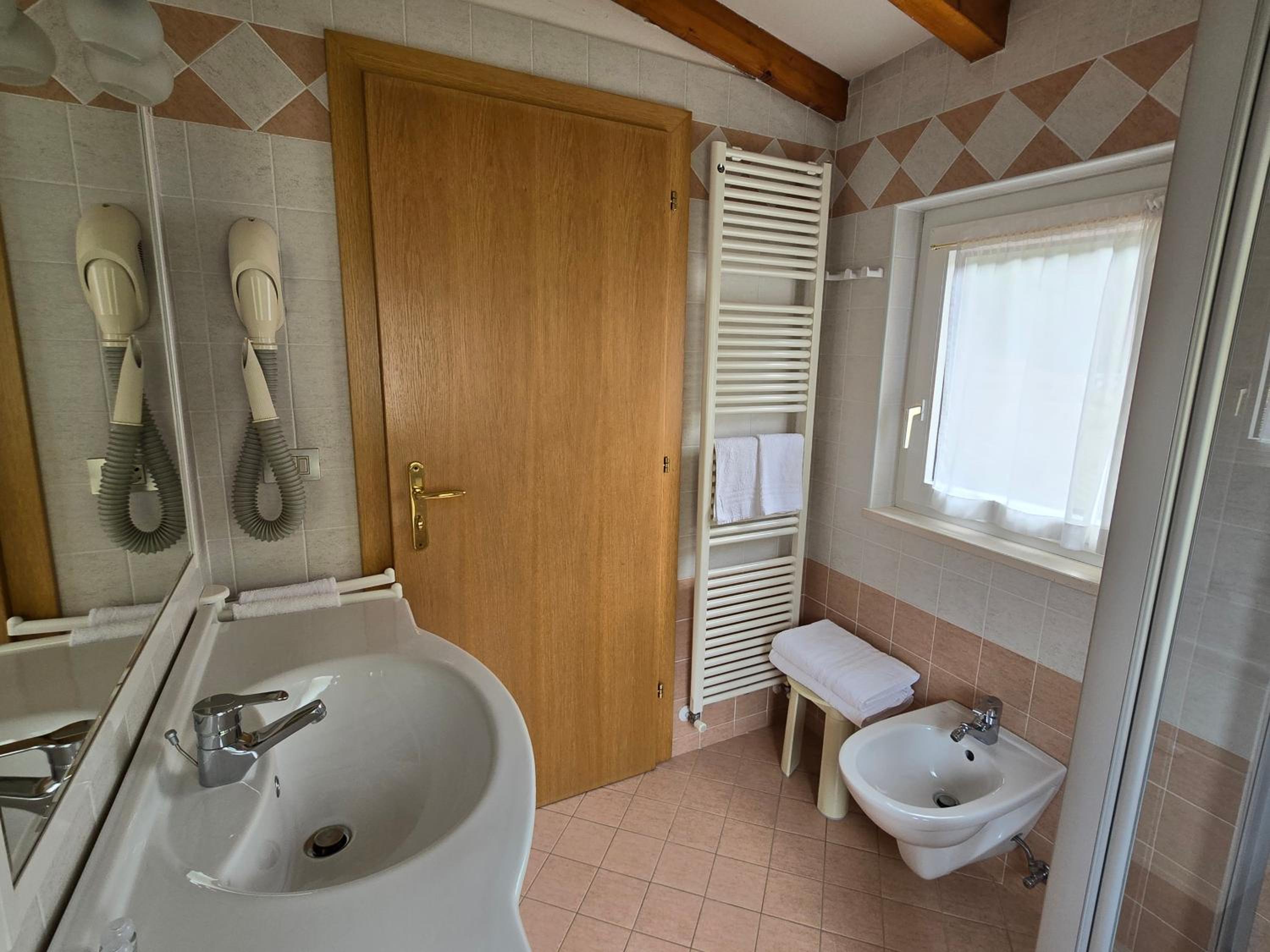 Double or Twin Room with Balcony and Lake View - Photo 21