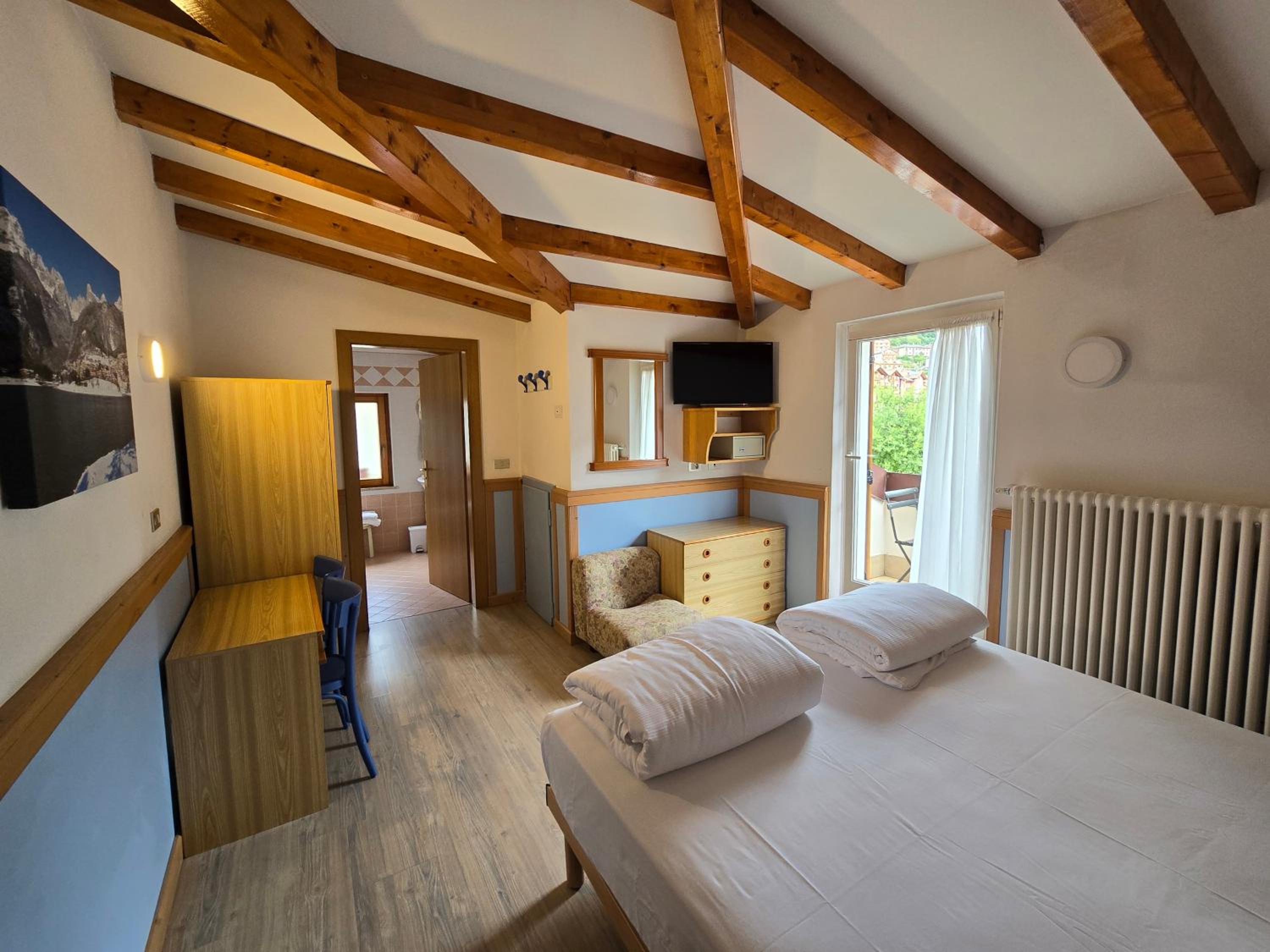 Double or Twin Room with Balcony and Lake View - Photo 20