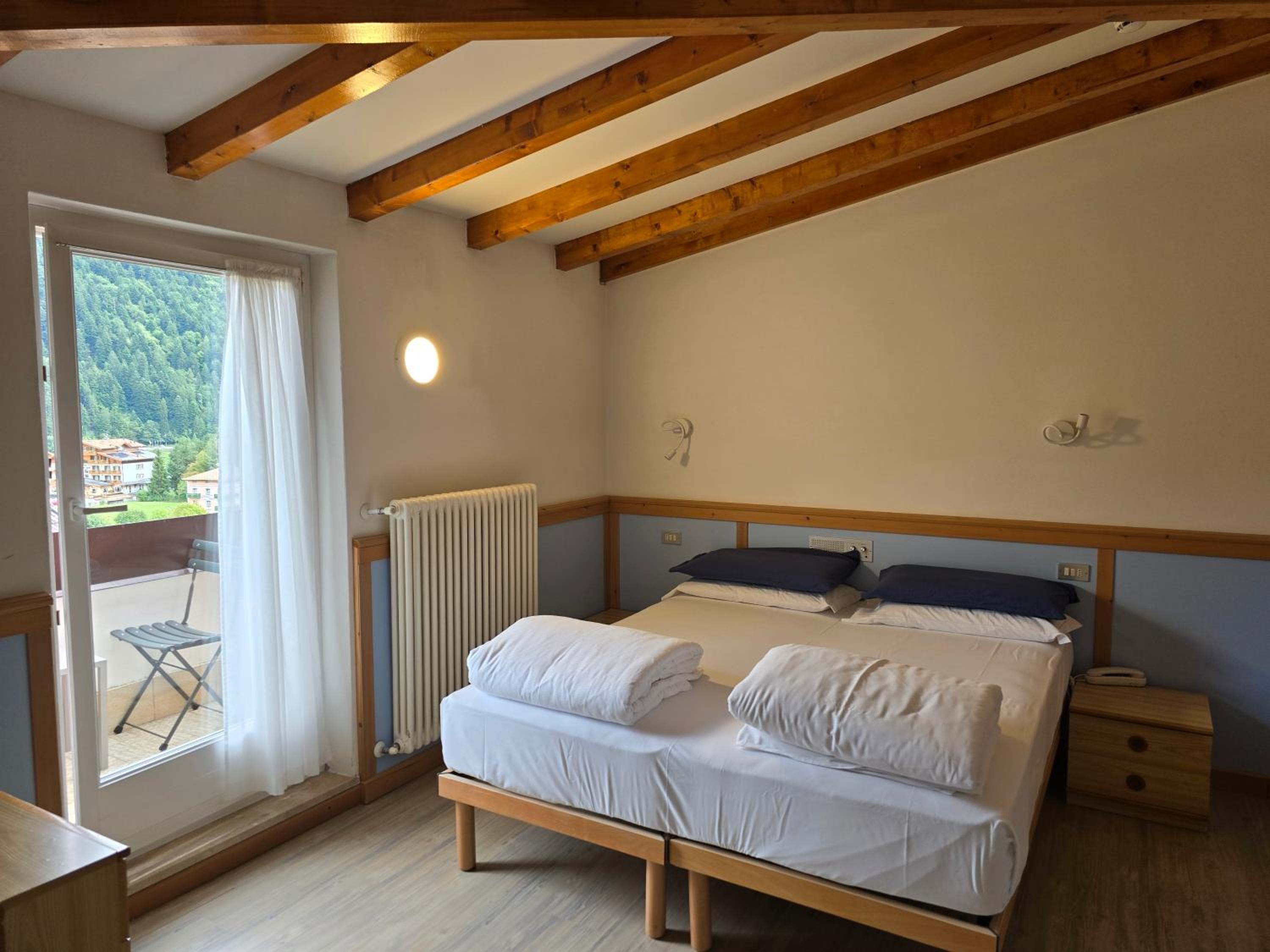 Double or Twin Room with Balcony and Lake View - Photo 19