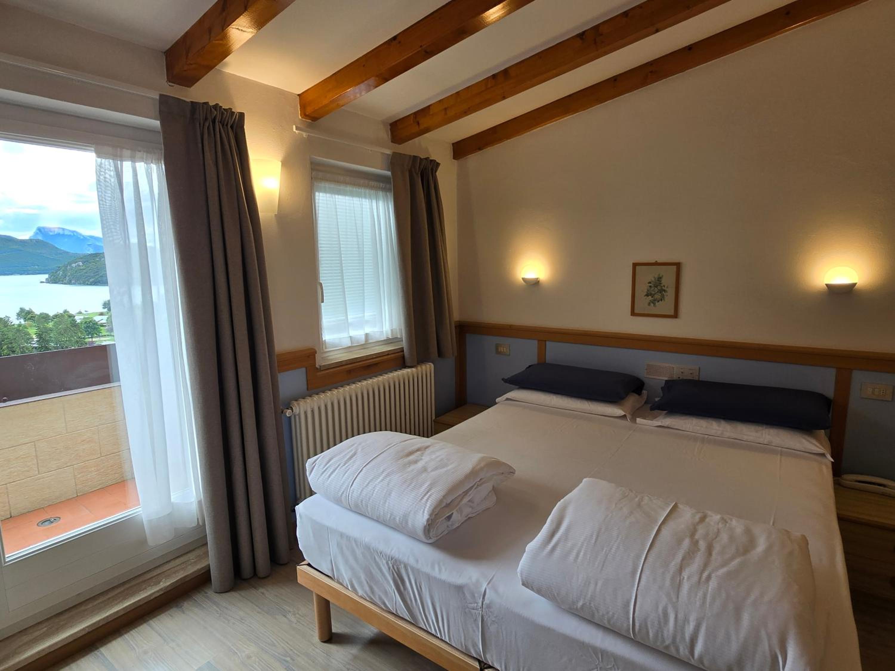 Double or Twin Room with Balcony and Lake View - Photo 24