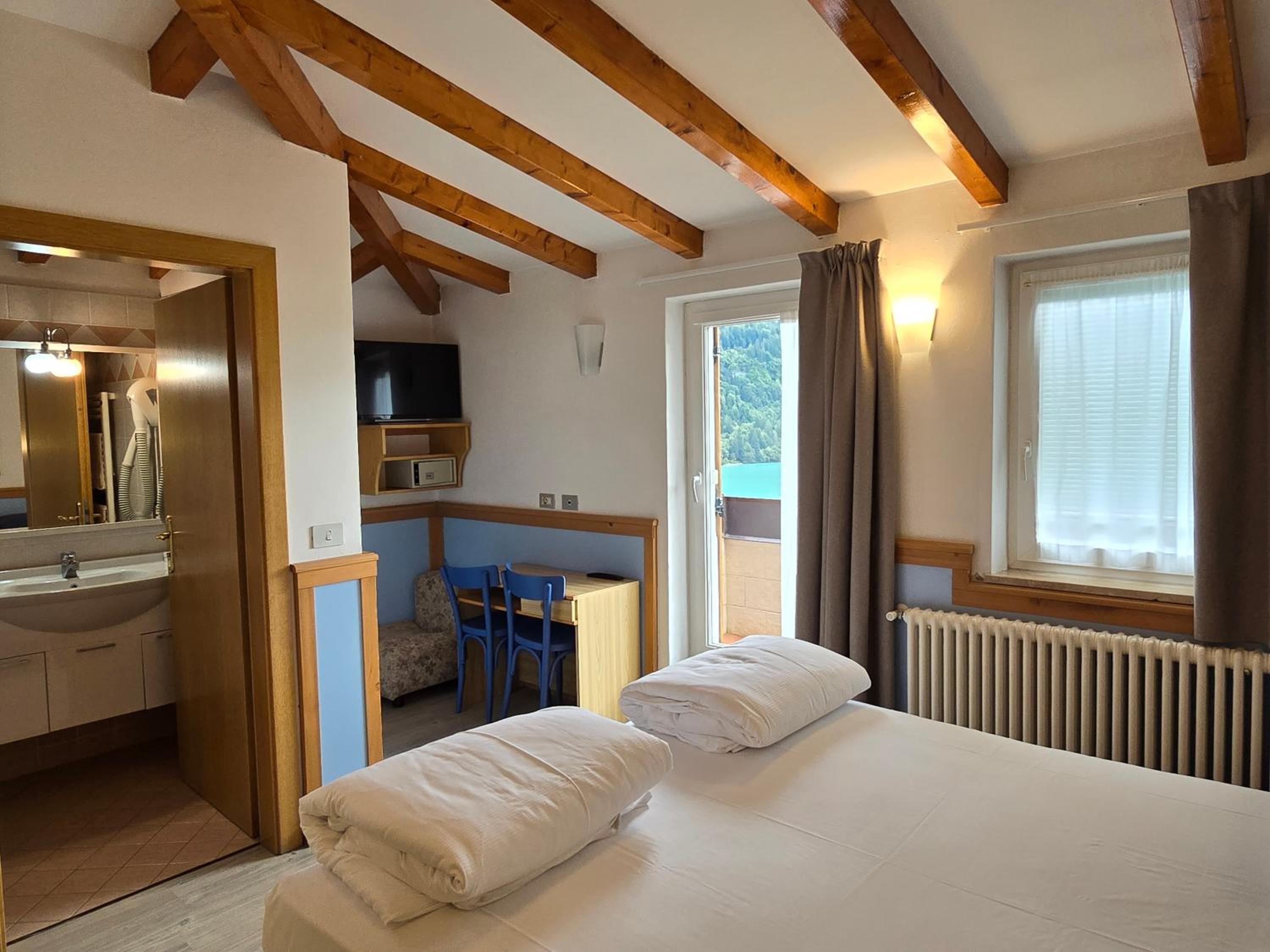 Double or Twin Room with Balcony and Lake View - Photo 25