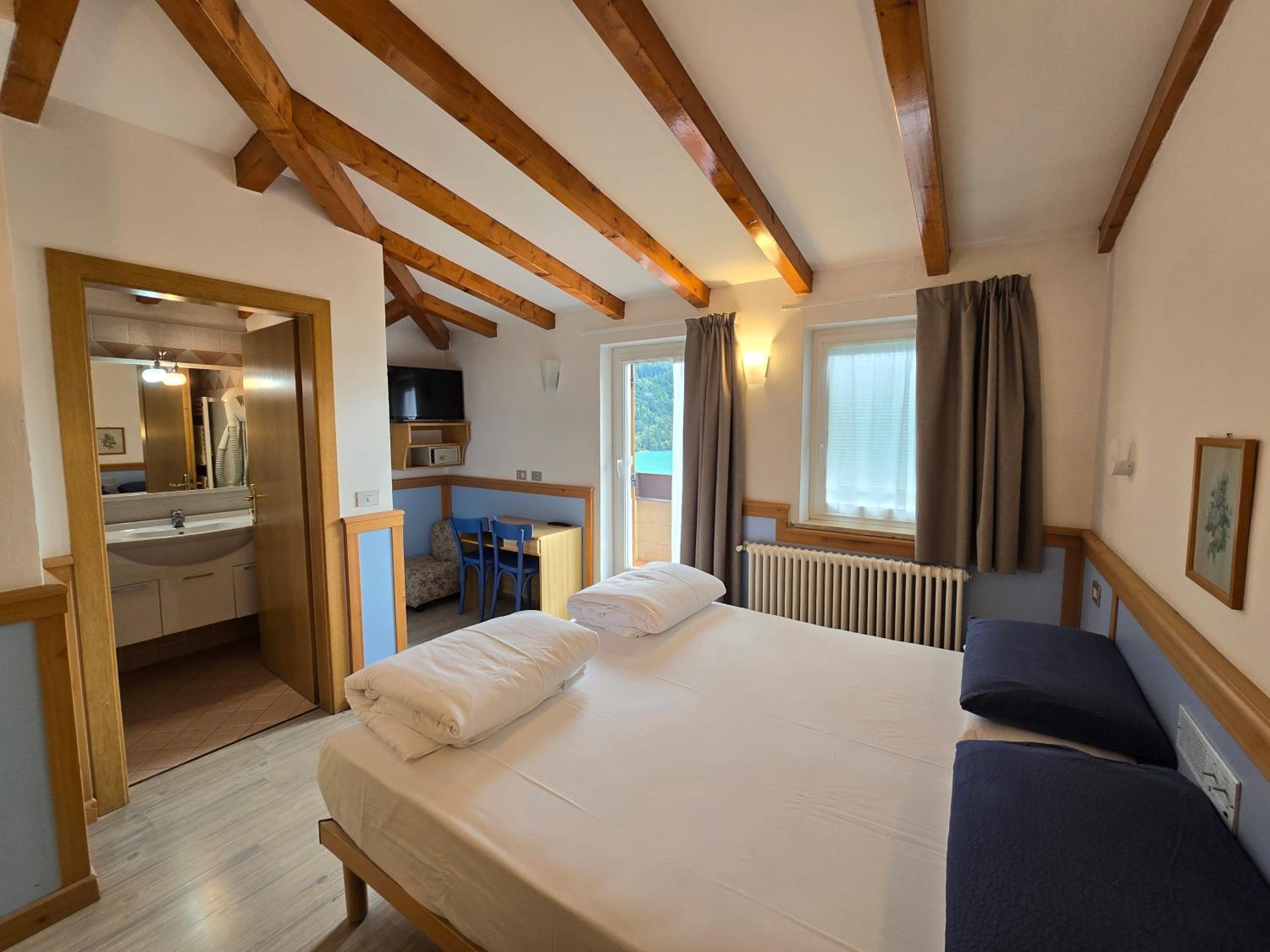 Double or Twin Room with Balcony and Lake View - Photo 23