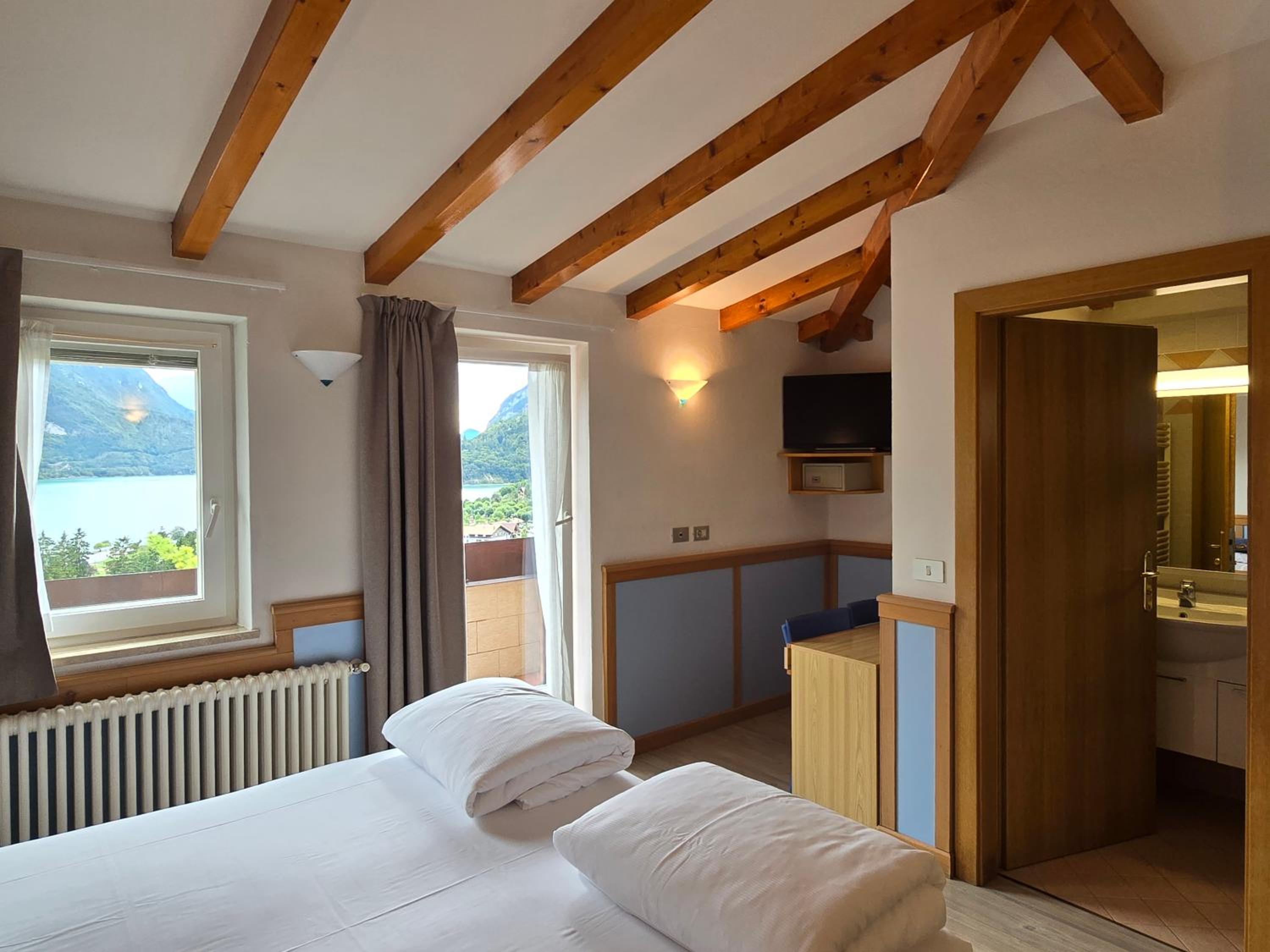 Double or Twin Room with Balcony and Lake View - Photo 27