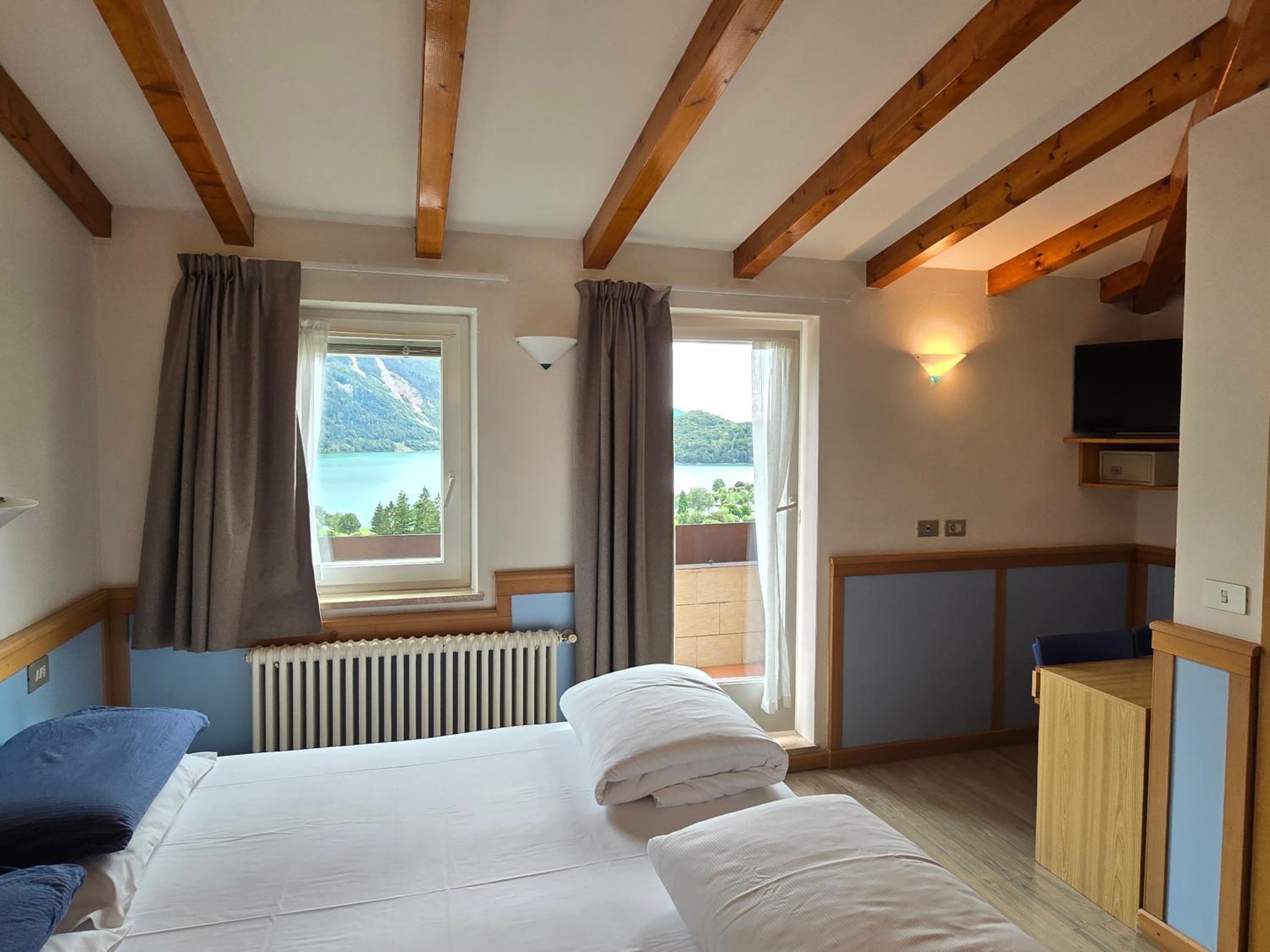 Double or Twin Room with Balcony and Lake View - Photo 26