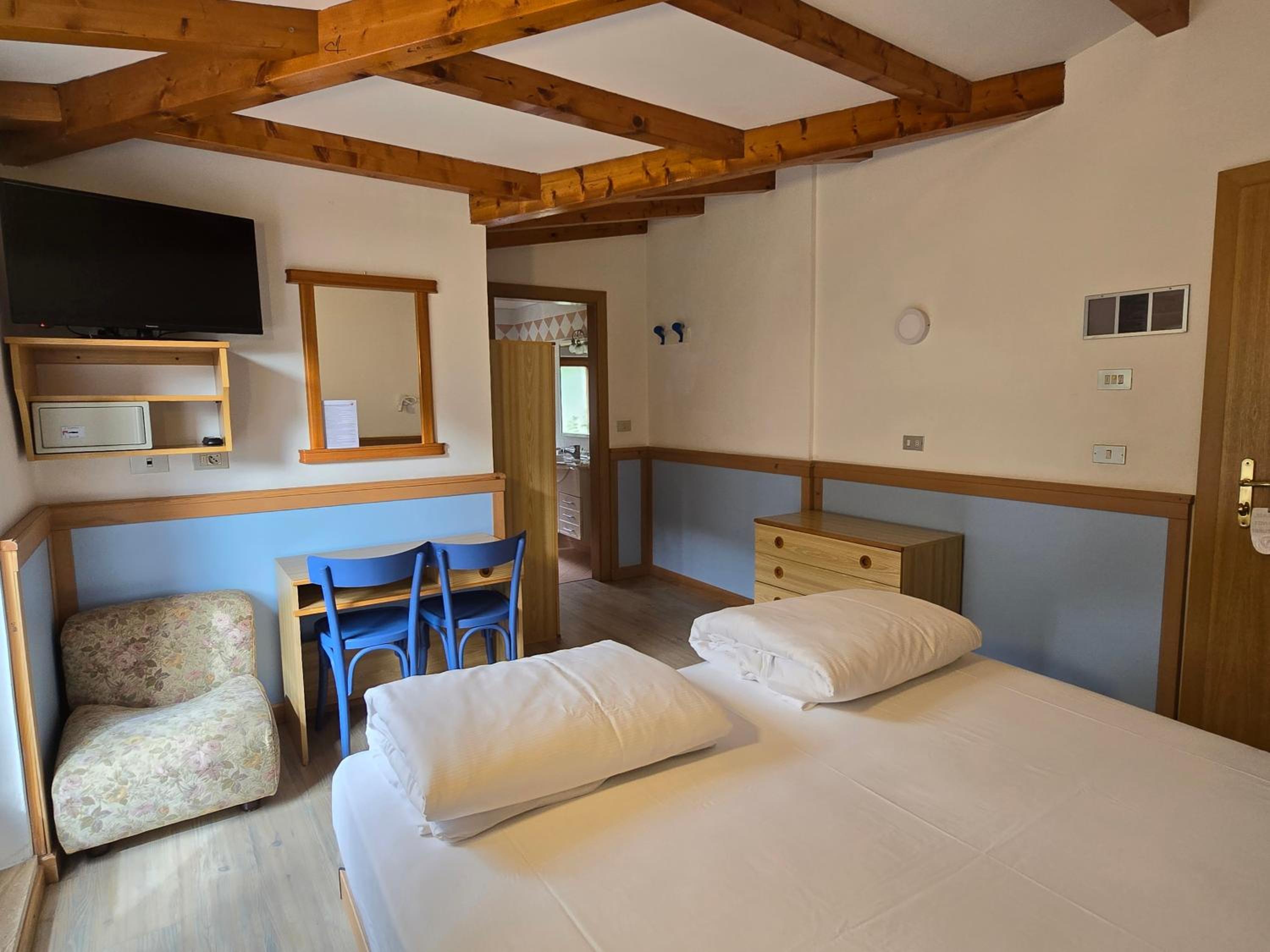 Double or Twin Room with Balcony and Lake View - Photo 31