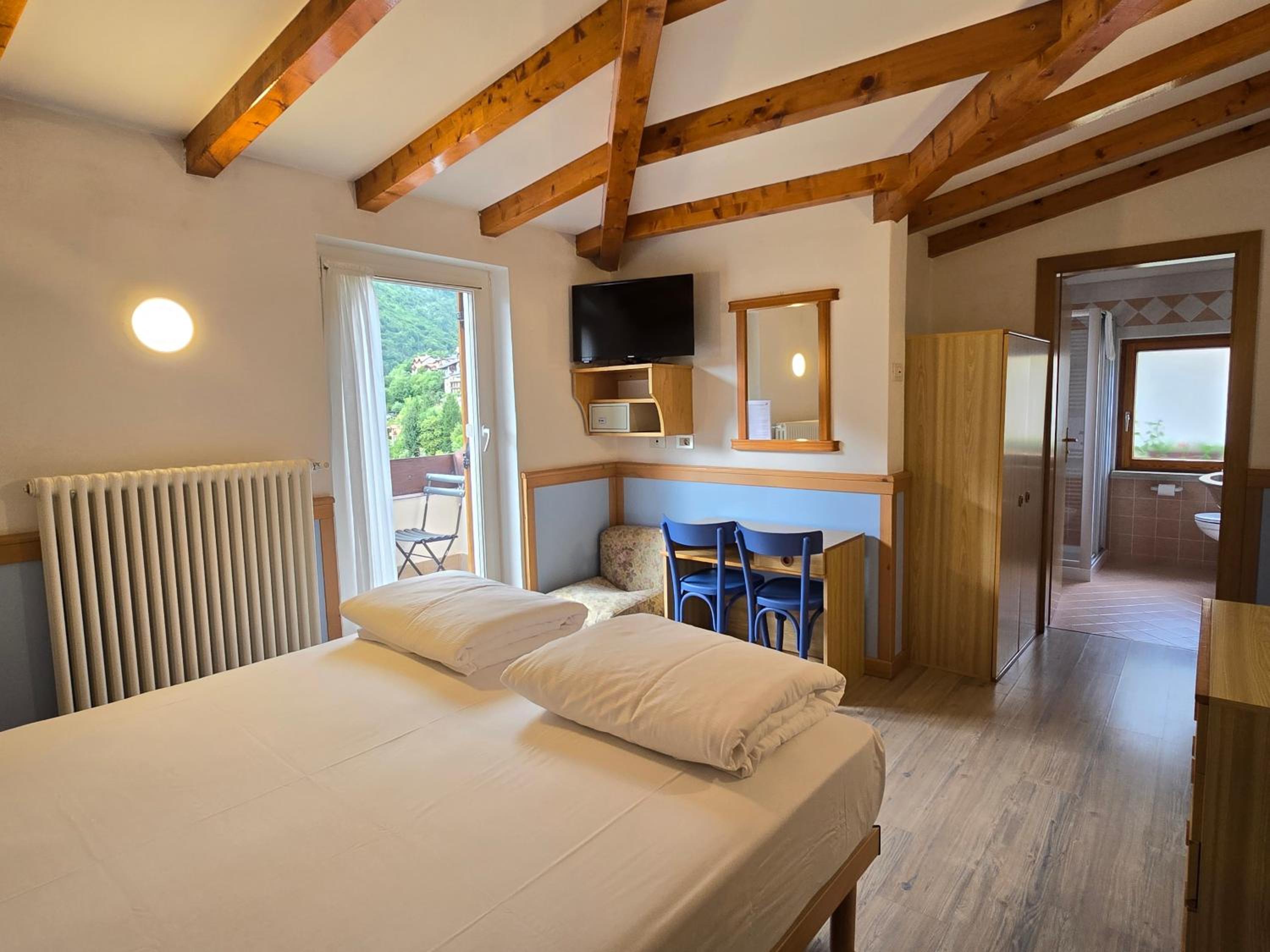 Double or Twin Room with Balcony and Lake View - Photo 30