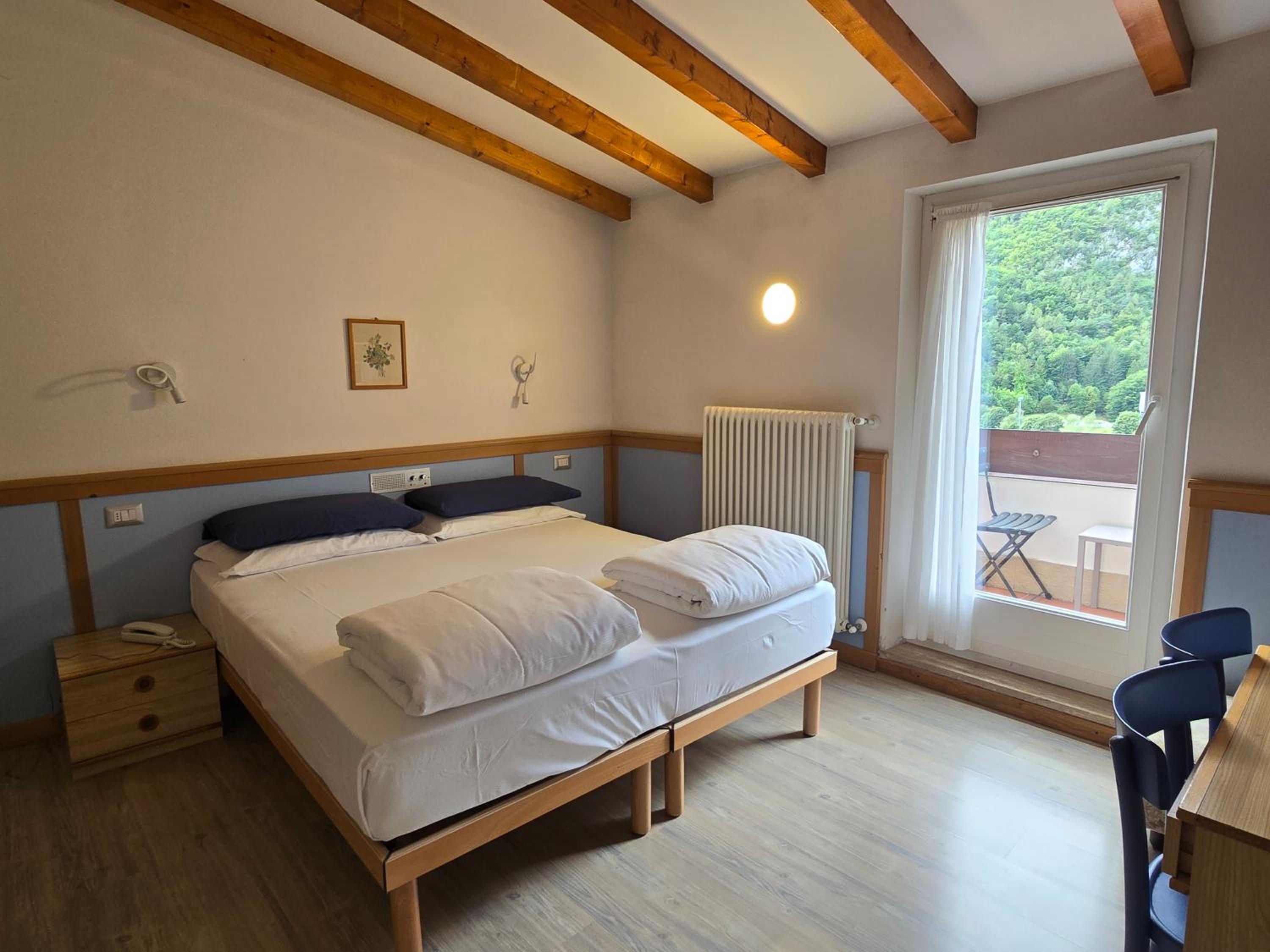 Double or Twin Room with Balcony and Lake View - Photo 29