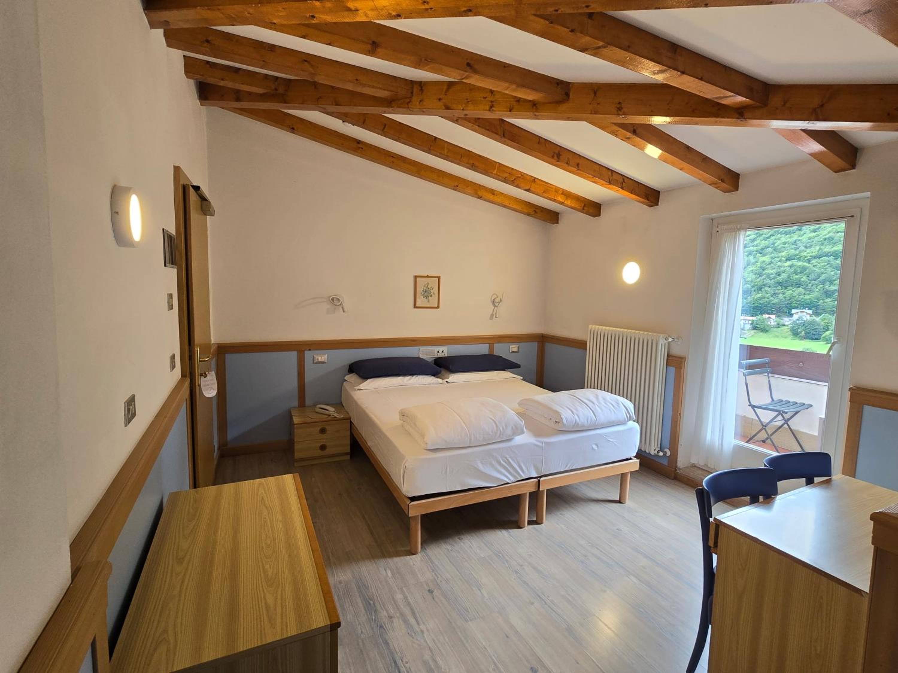 Double or Twin Room with Balcony and Lake View - Photo 28