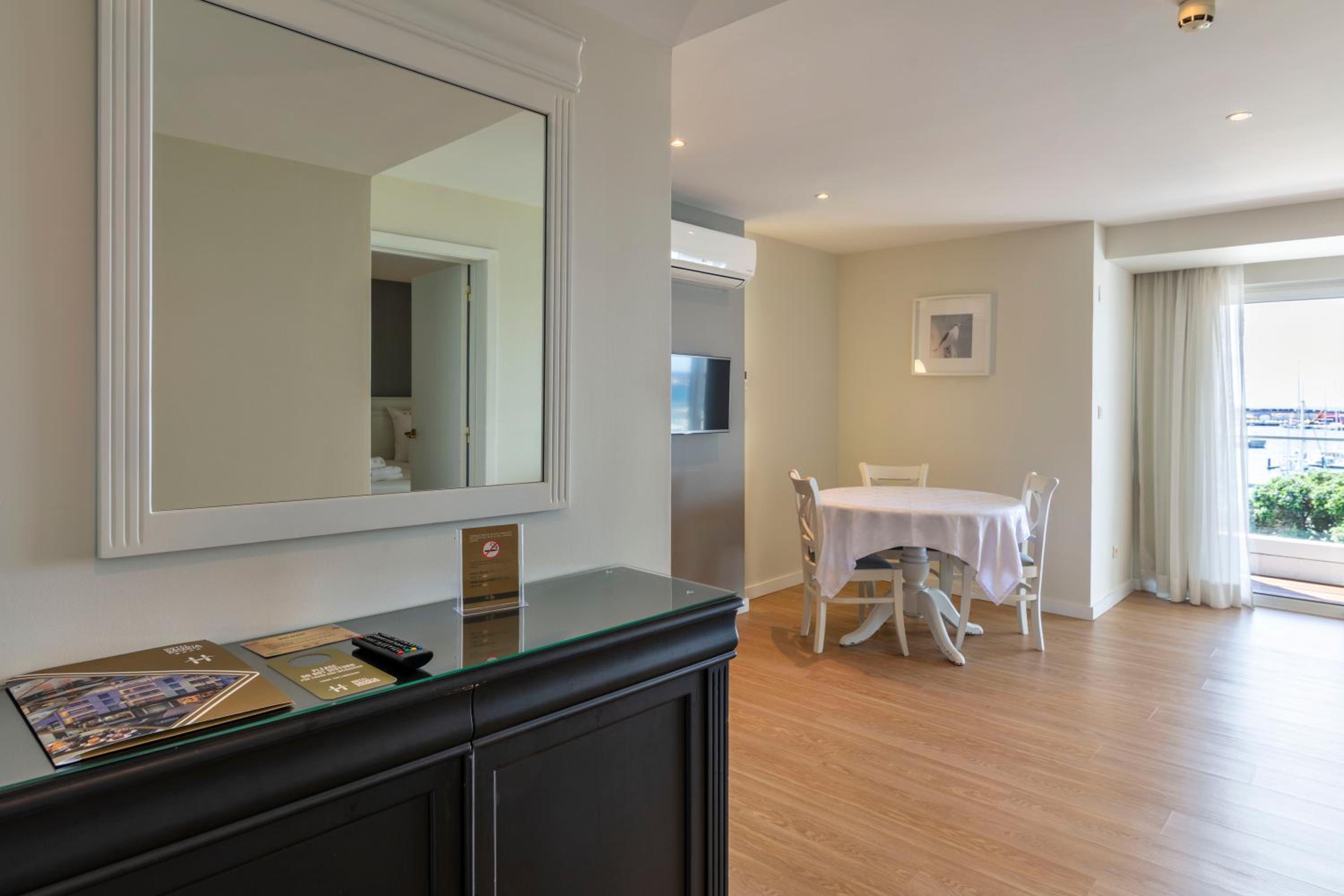 Deluxe One-Bedroom Suite with Sea View - Photo 5