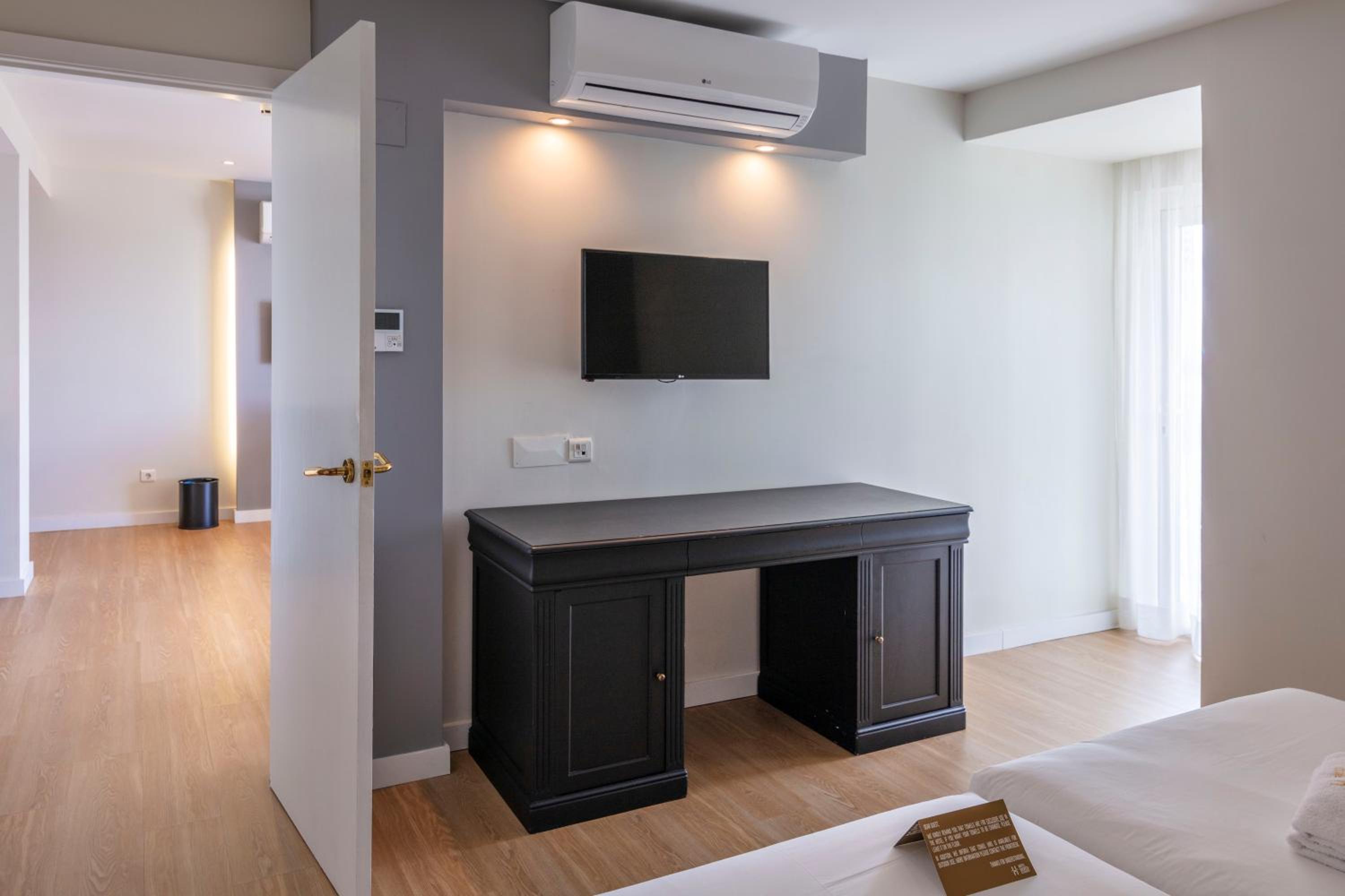 Deluxe One-Bedroom Suite with Sea View - Photo 2