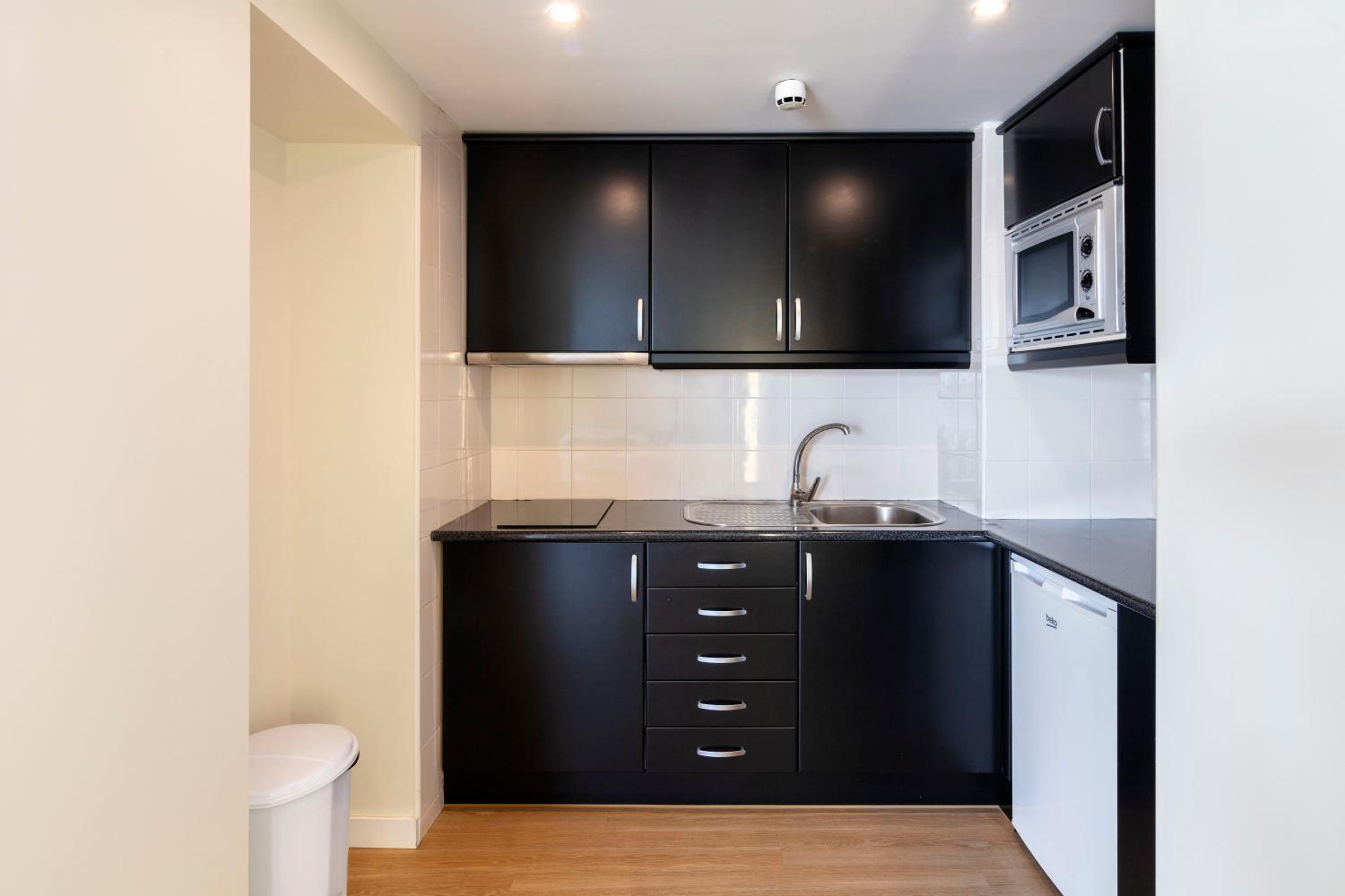 Deluxe One-Bedroom Suite with Sea View - Photo 6