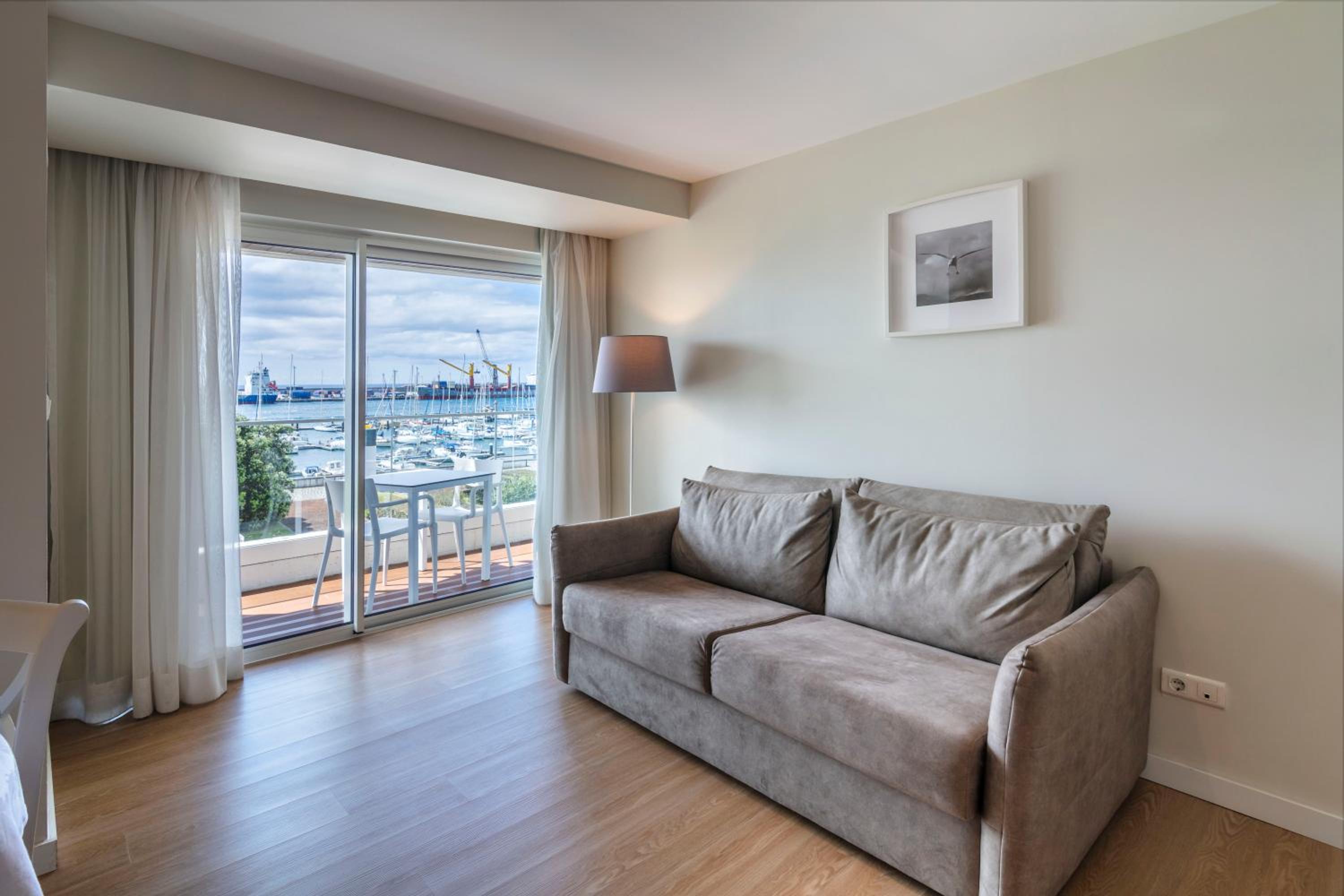 Deluxe One-Bedroom Suite with Sea View - Photo 7