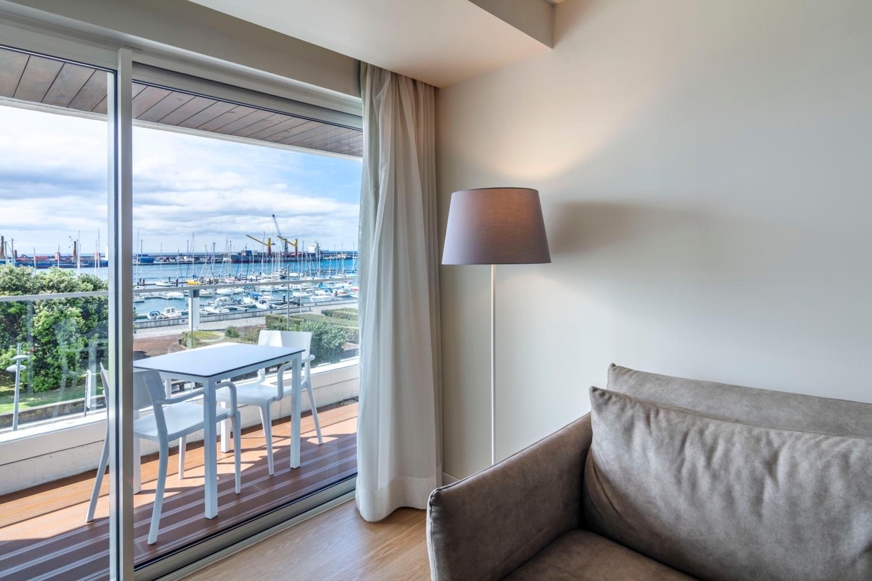 Deluxe One-Bedroom Suite with Sea View - Photo 8