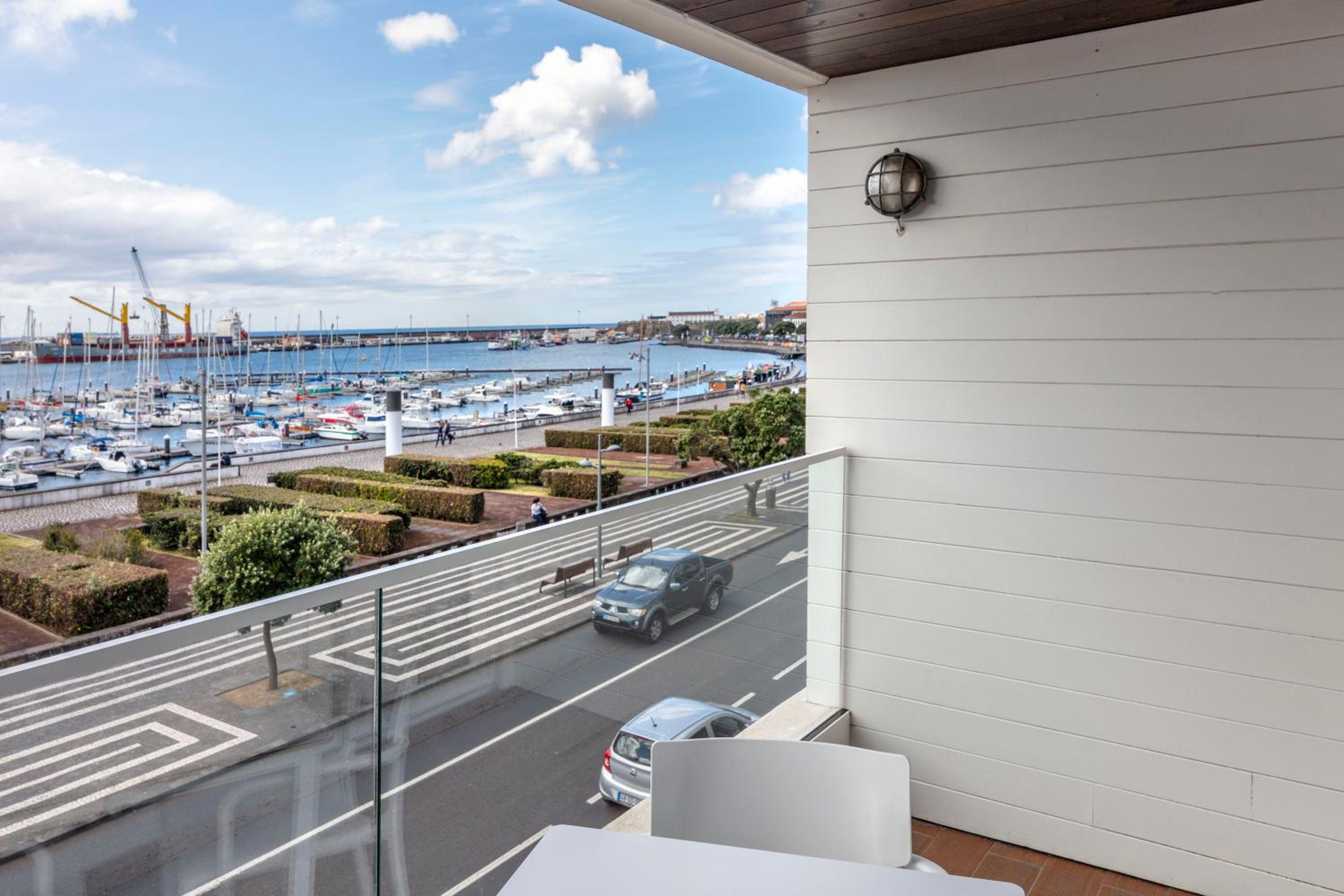 Deluxe One-Bedroom Suite with Sea View - Photo 11