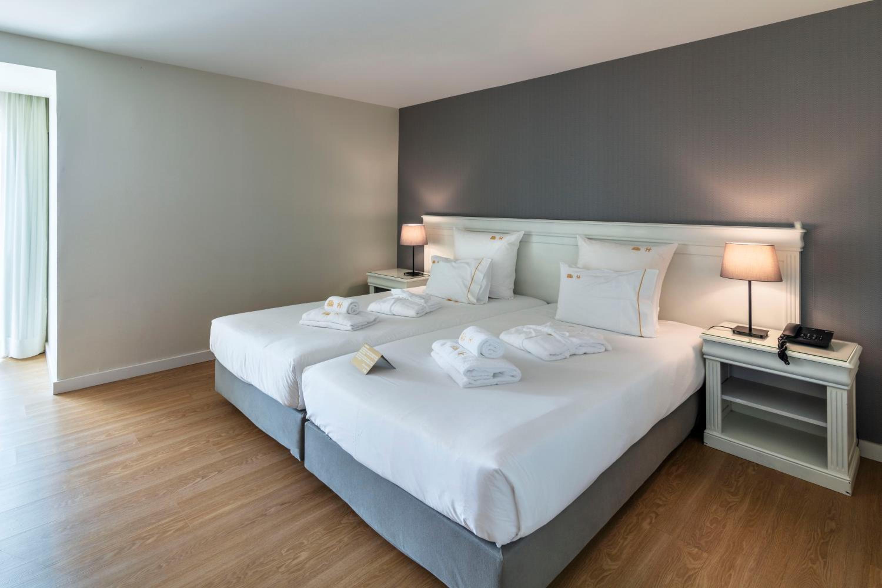Deluxe One-Bedroom Suite with Sea View - Photo 1