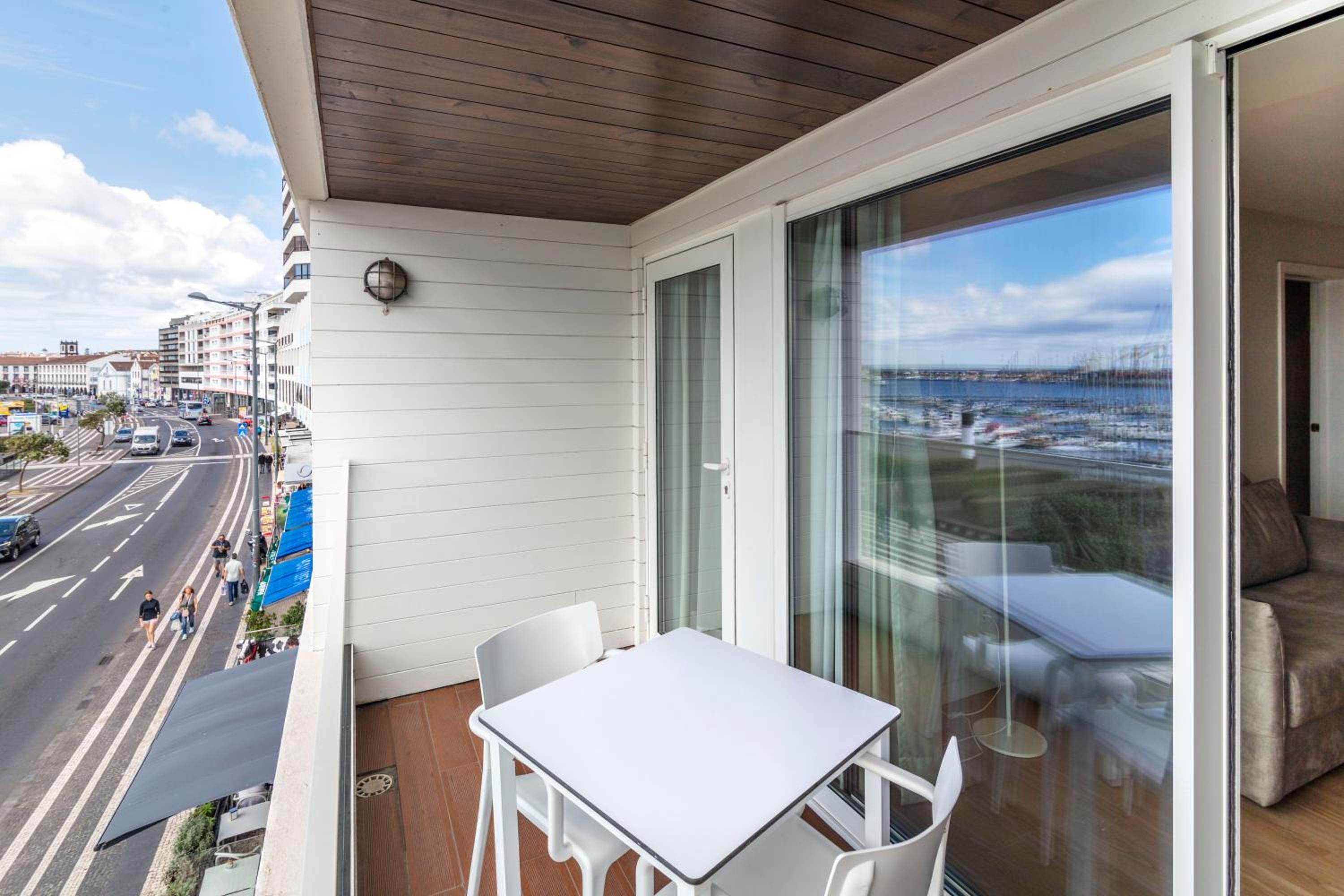 Deluxe One-Bedroom Suite with Sea View - Photo 12