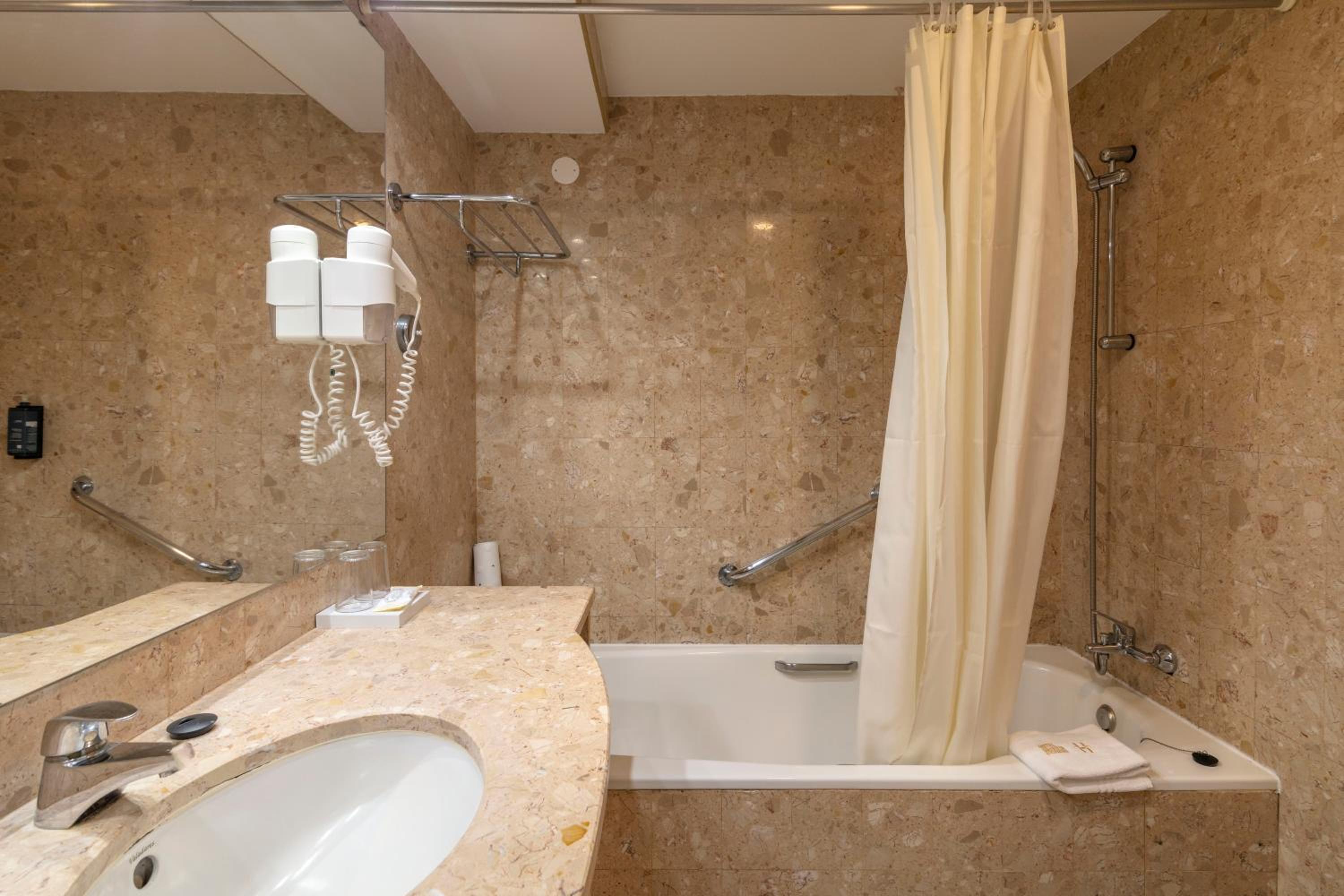 Deluxe One-Bedroom Suite with Sea View - Photo 4