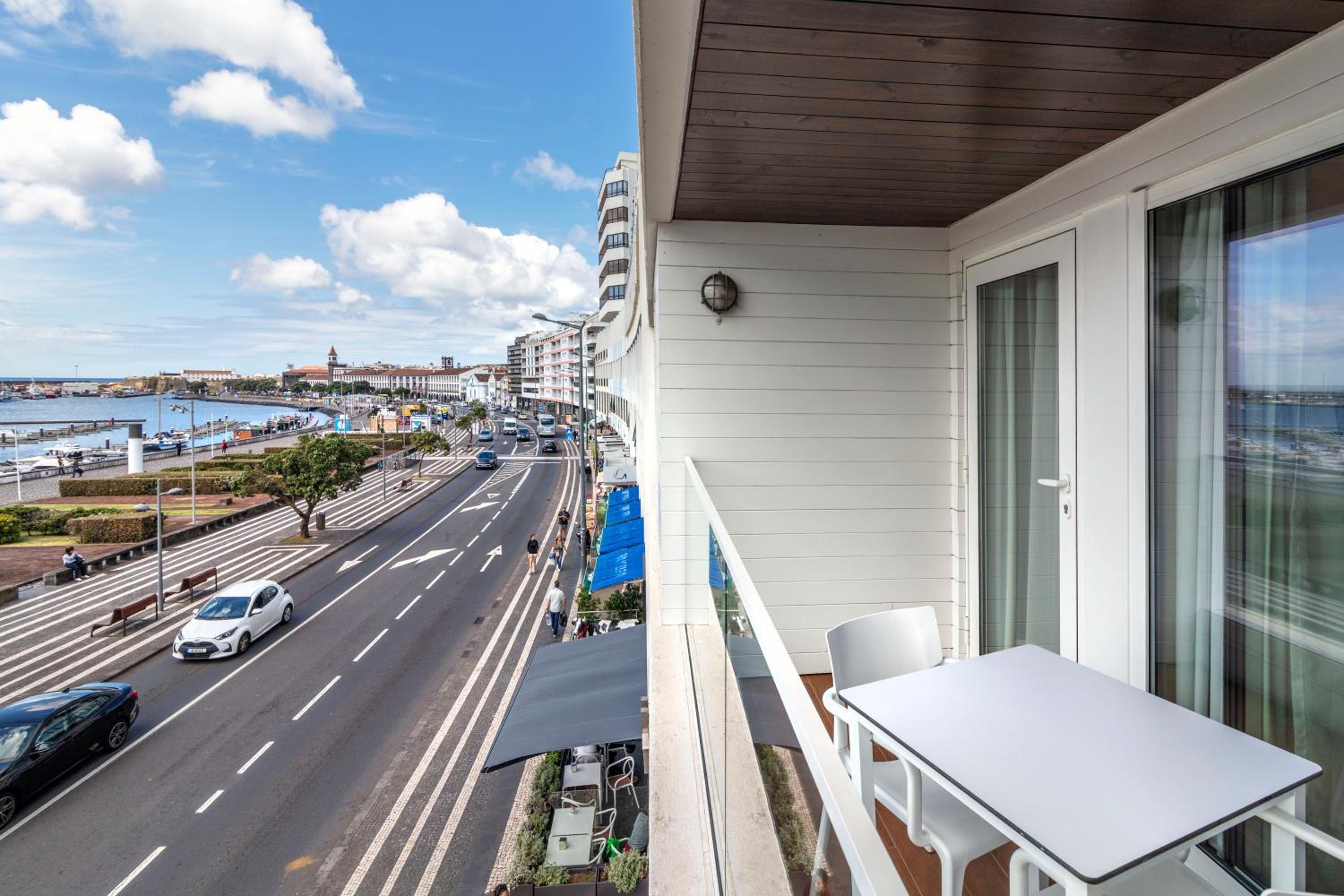 Deluxe One-Bedroom Suite with Sea View - Photo 10