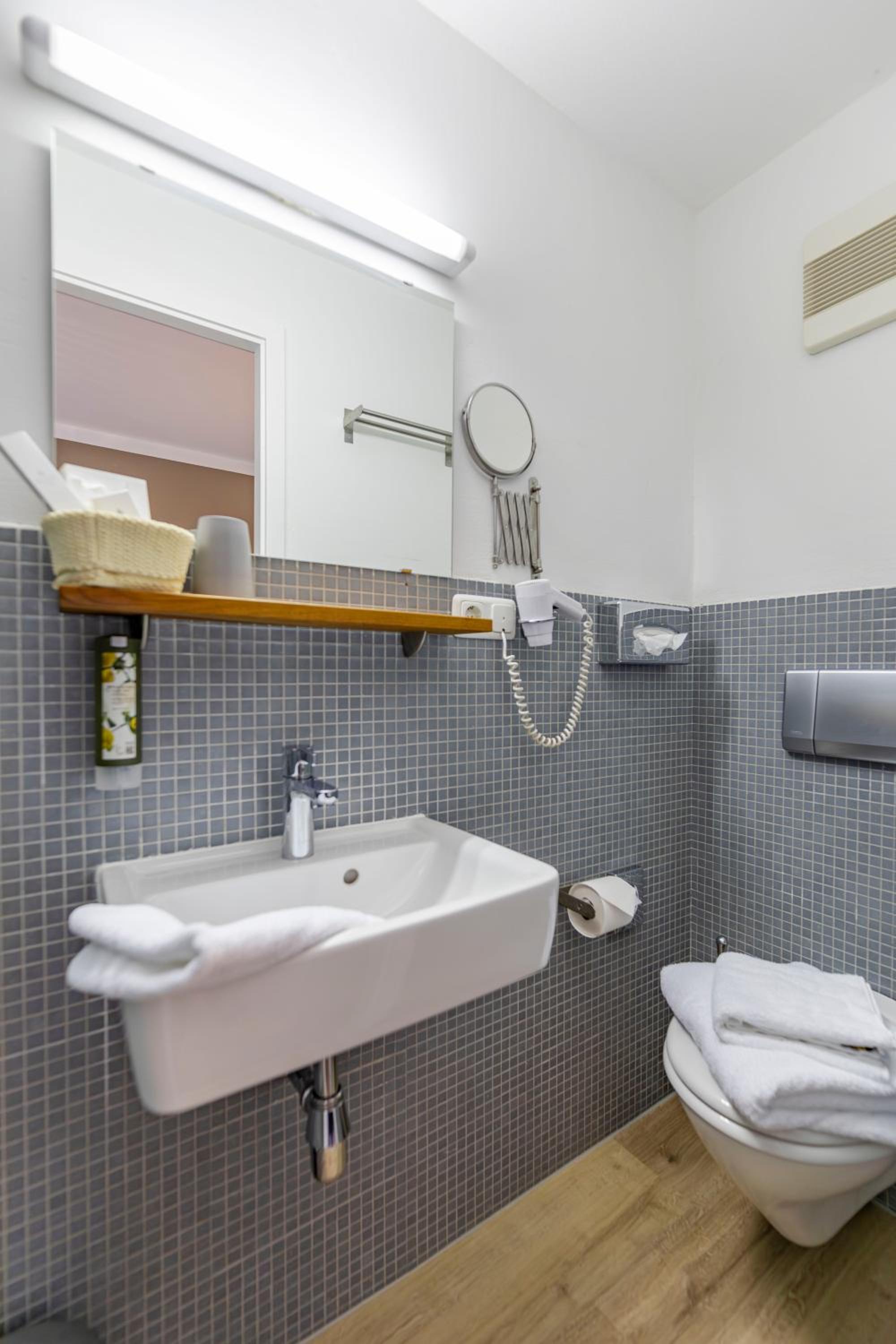 Family Room with Bathroom photo 3