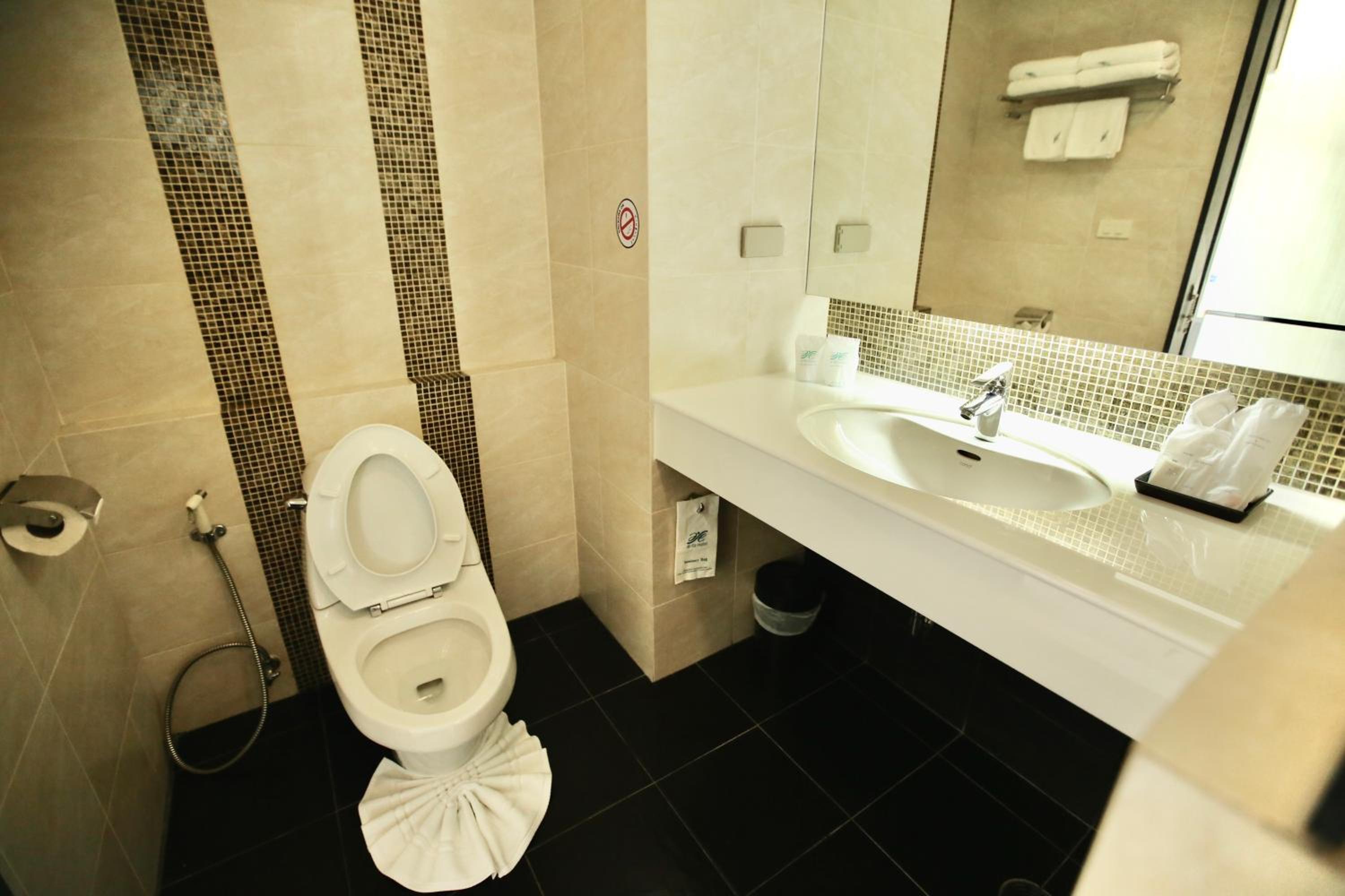 Deluxe Double Room with Pool Access - Photo 12