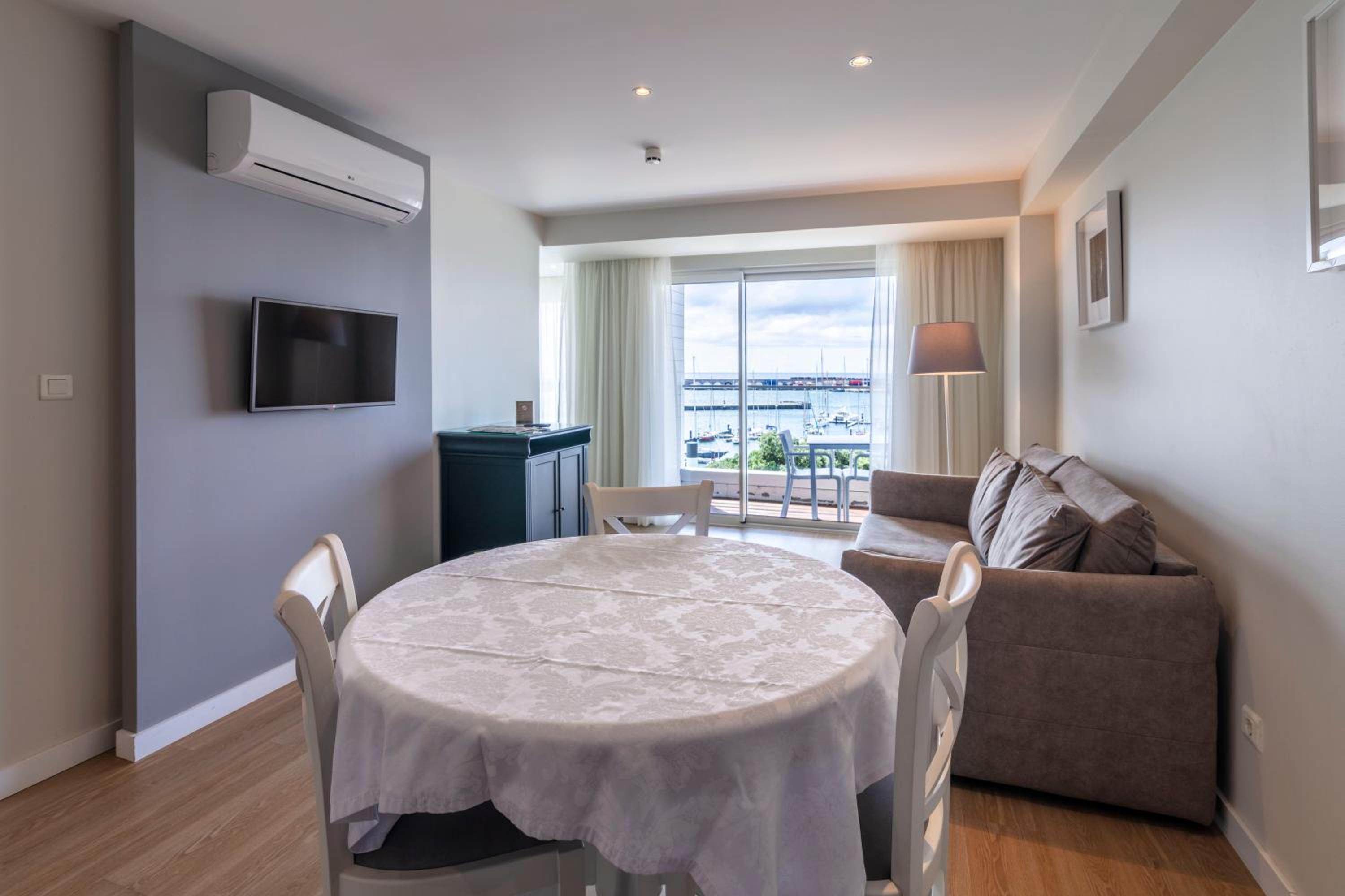 Deluxe Two-Bedroom Suite with Sea View - Photo 12