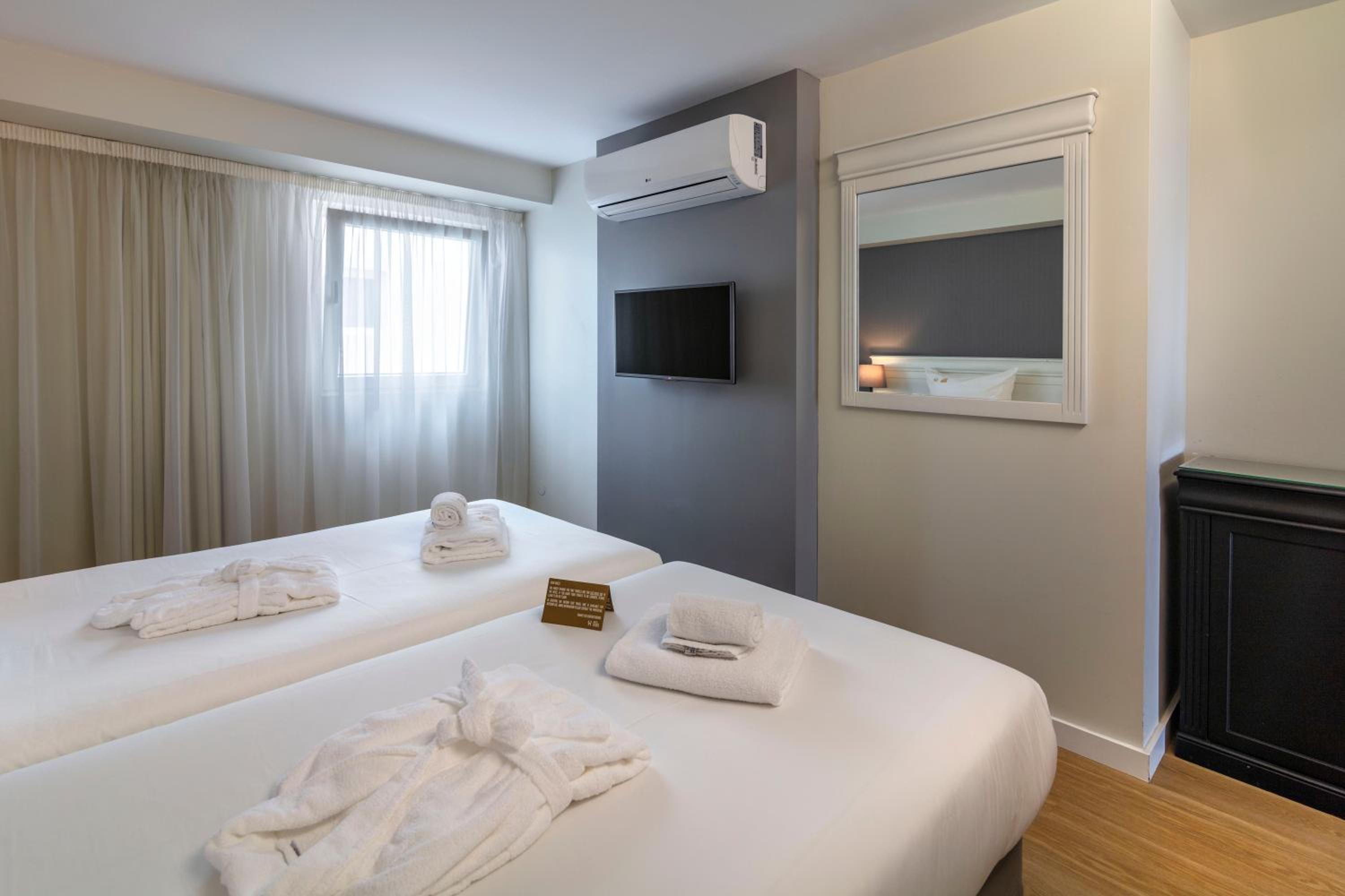 Deluxe Two-Bedroom Suite with Sea View - Photo 3