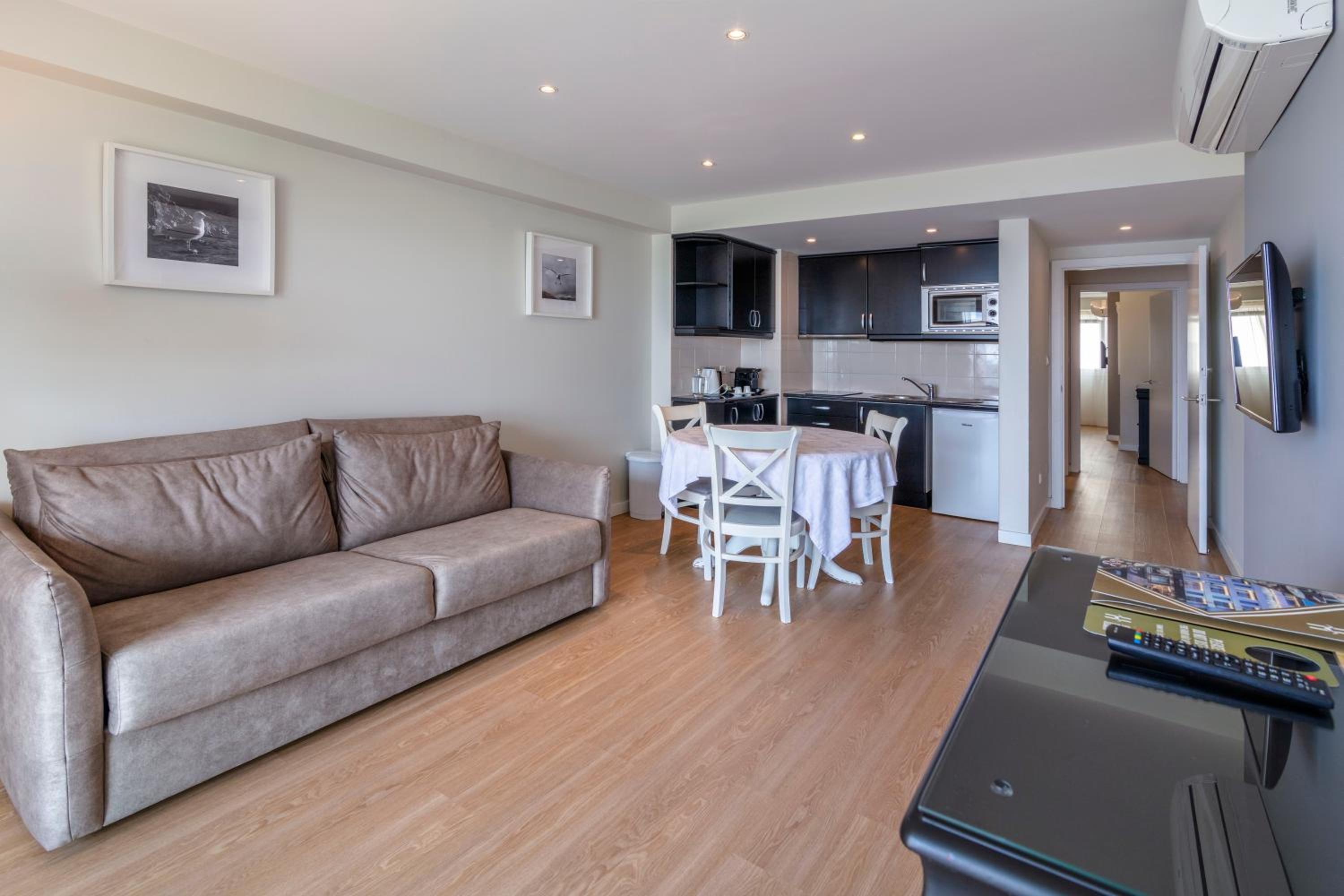 Deluxe Two-Bedroom Suite with Sea View - Photo 13