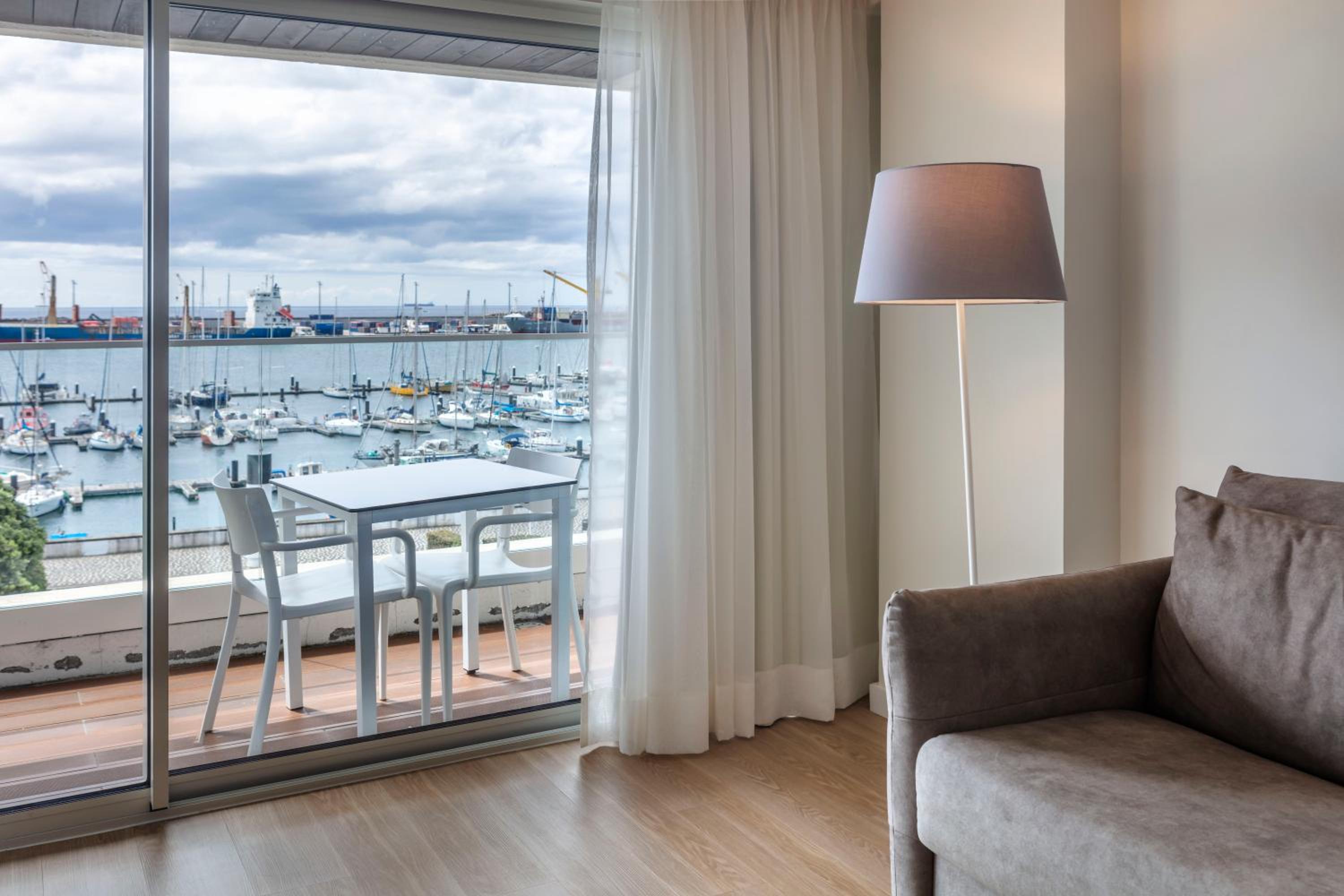 Deluxe Two-Bedroom Suite with Sea View - Photo 16