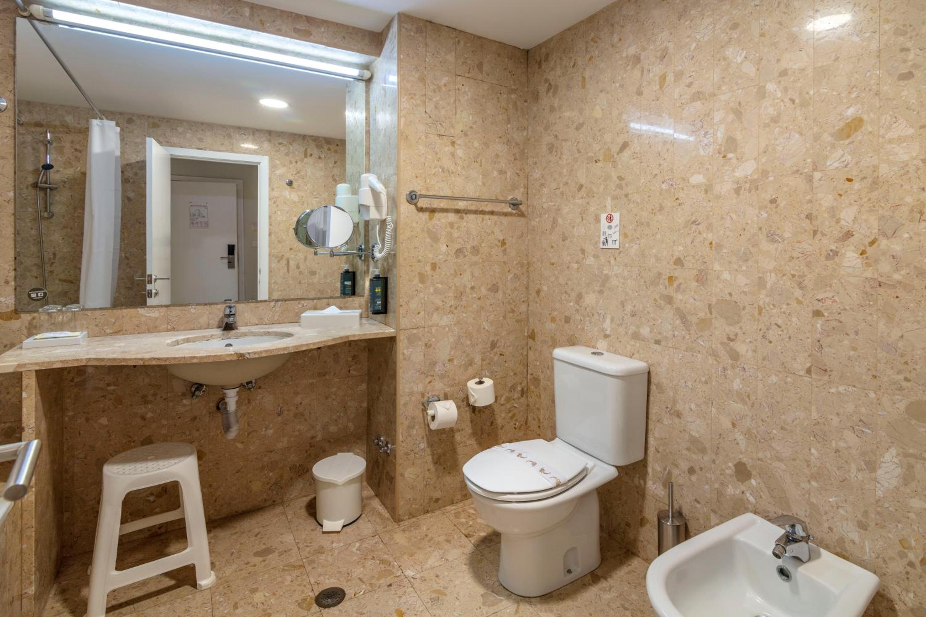 Deluxe Two-Bedroom Suite with Sea View - Photo 9